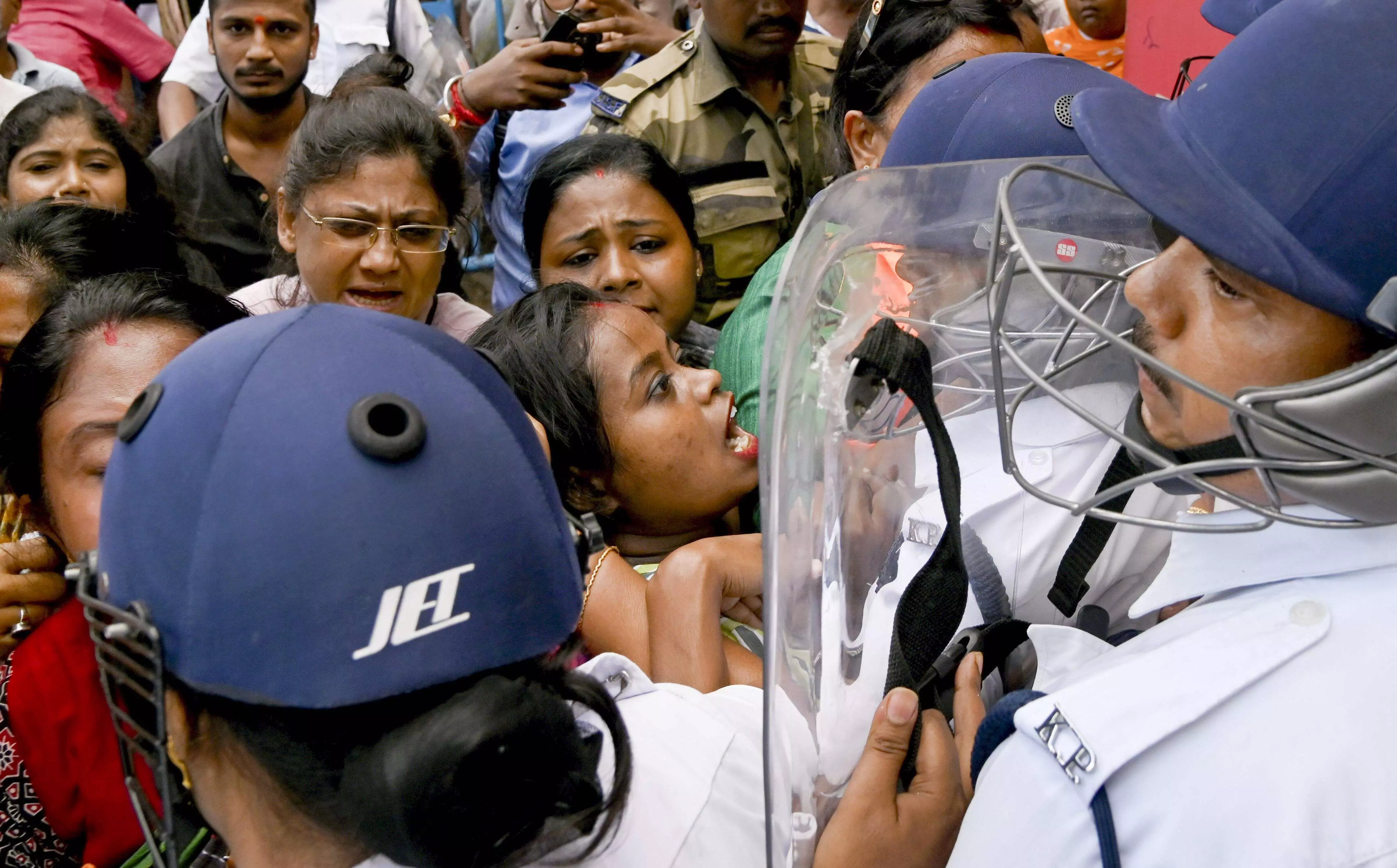 Doctor death: Left Front organisations march to Kolkata Police headquarters, try to break barricades Doctor death: Left Front organisations march to Kolkata Police headquarters, try to break barricades