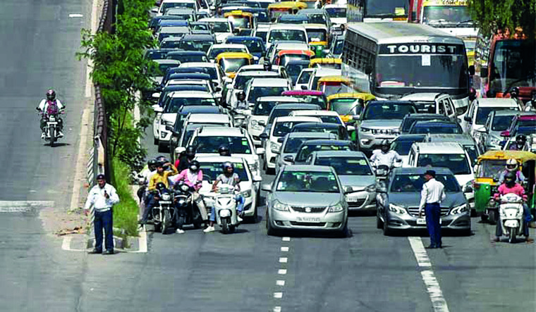 Delhi govt decides 50% reduction on traffic challans for specific violations Delhi govt decides 50% reduction on traffic challans for specific violations