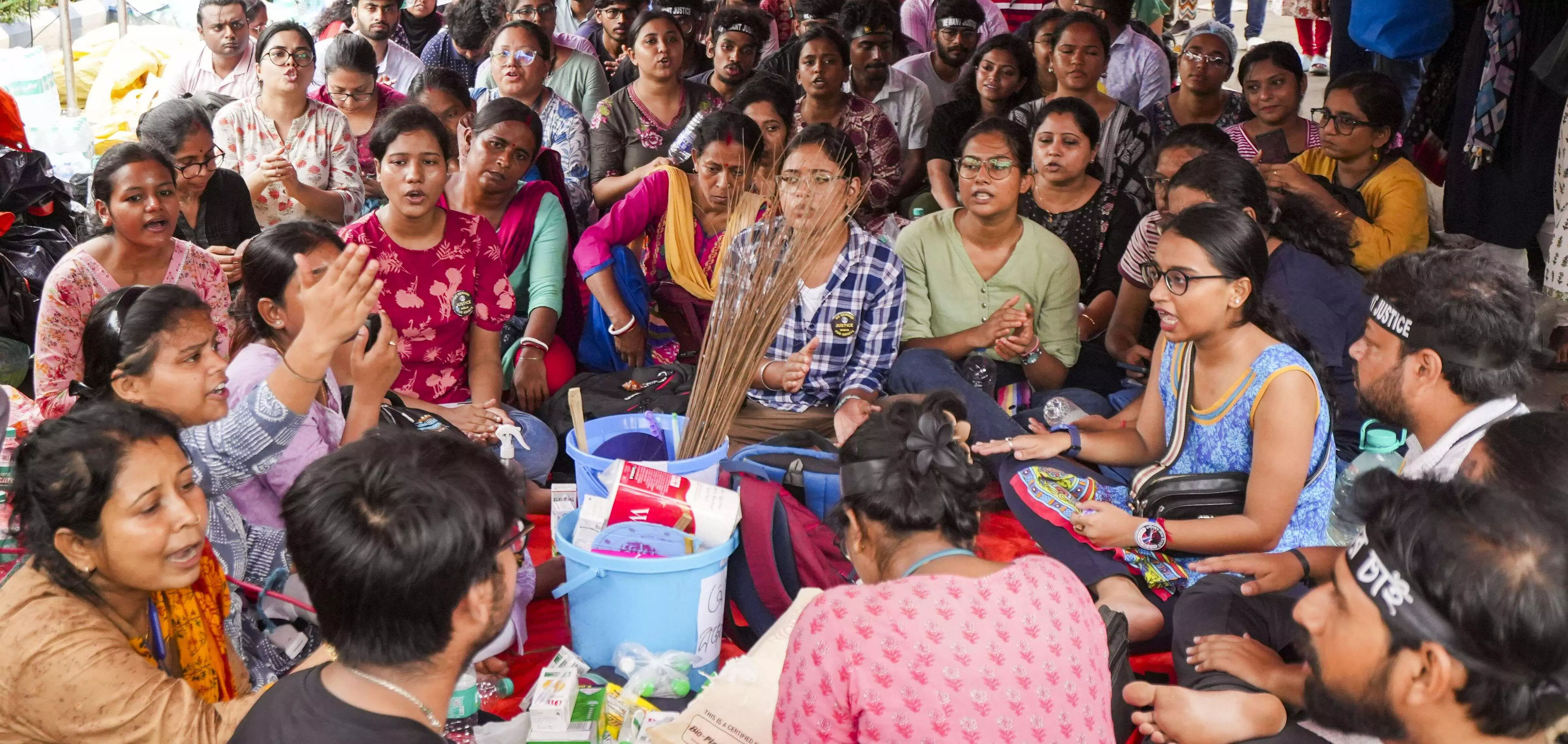 Agitating medics reach WB secretariat, debate over live-streaming of meeting to end RG Kar impasse