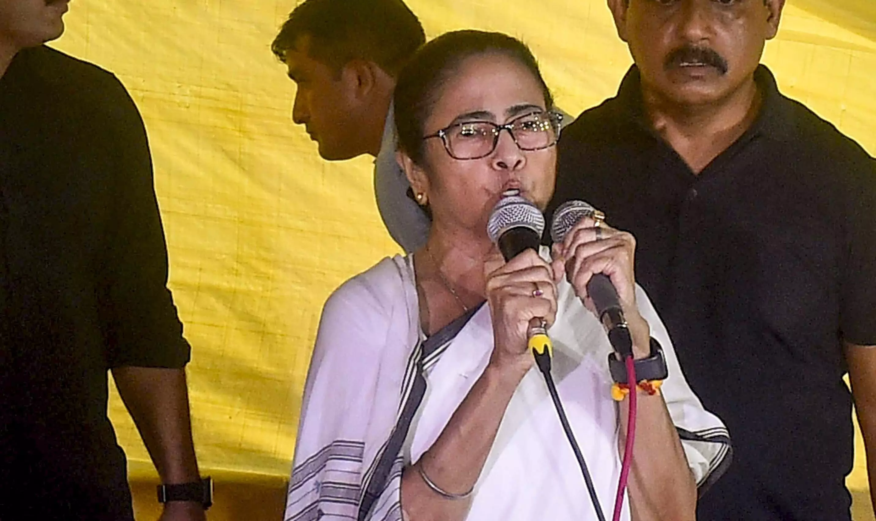 Mamata makes surprise visit to protest site of junior doctors; says my last attempt to resolve the crisis Mamata makes surprise visit to protest site of junior doctors; says my last attempt to resolve the crisis