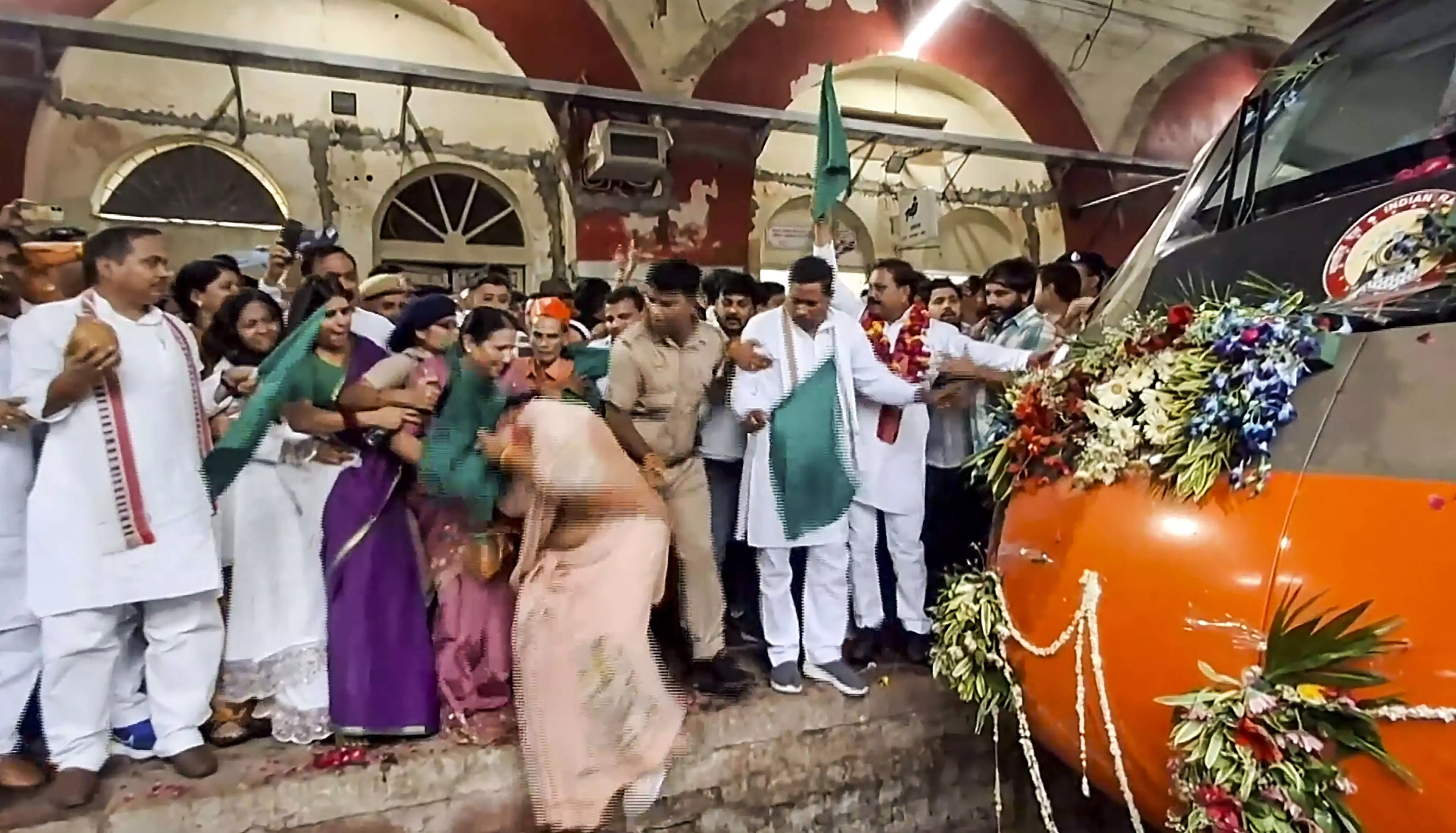 BJP MLA falls on rail track while flagging off Vande Bharat train BJP MLA falls on rail track while flagging off Vande Bharat train