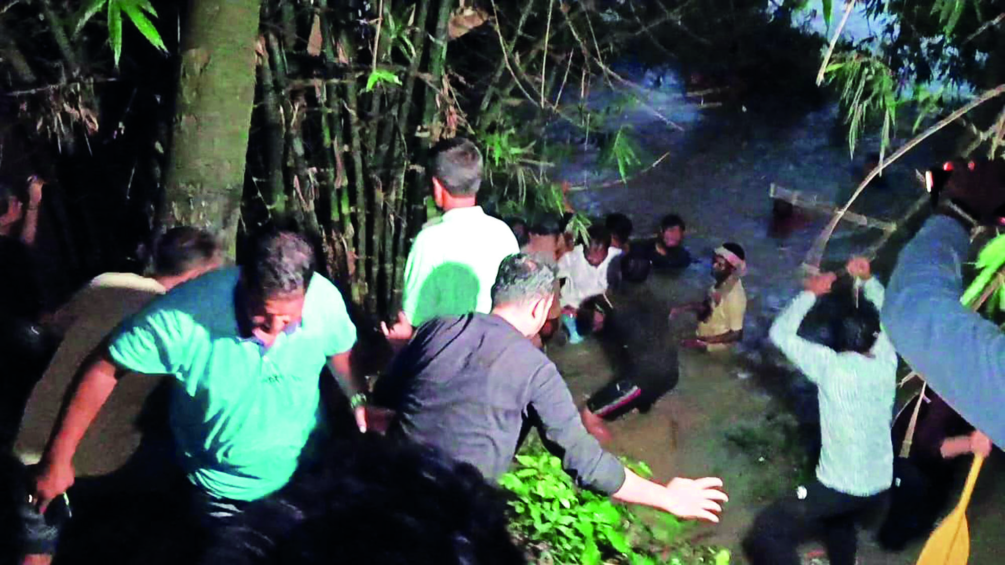 Birbhum DM, 2 MPs, a MLA fall in flood water after boat turns turtle Birbhum DM, 2 MPs, a MLA fall in flood water after boat turns turtle