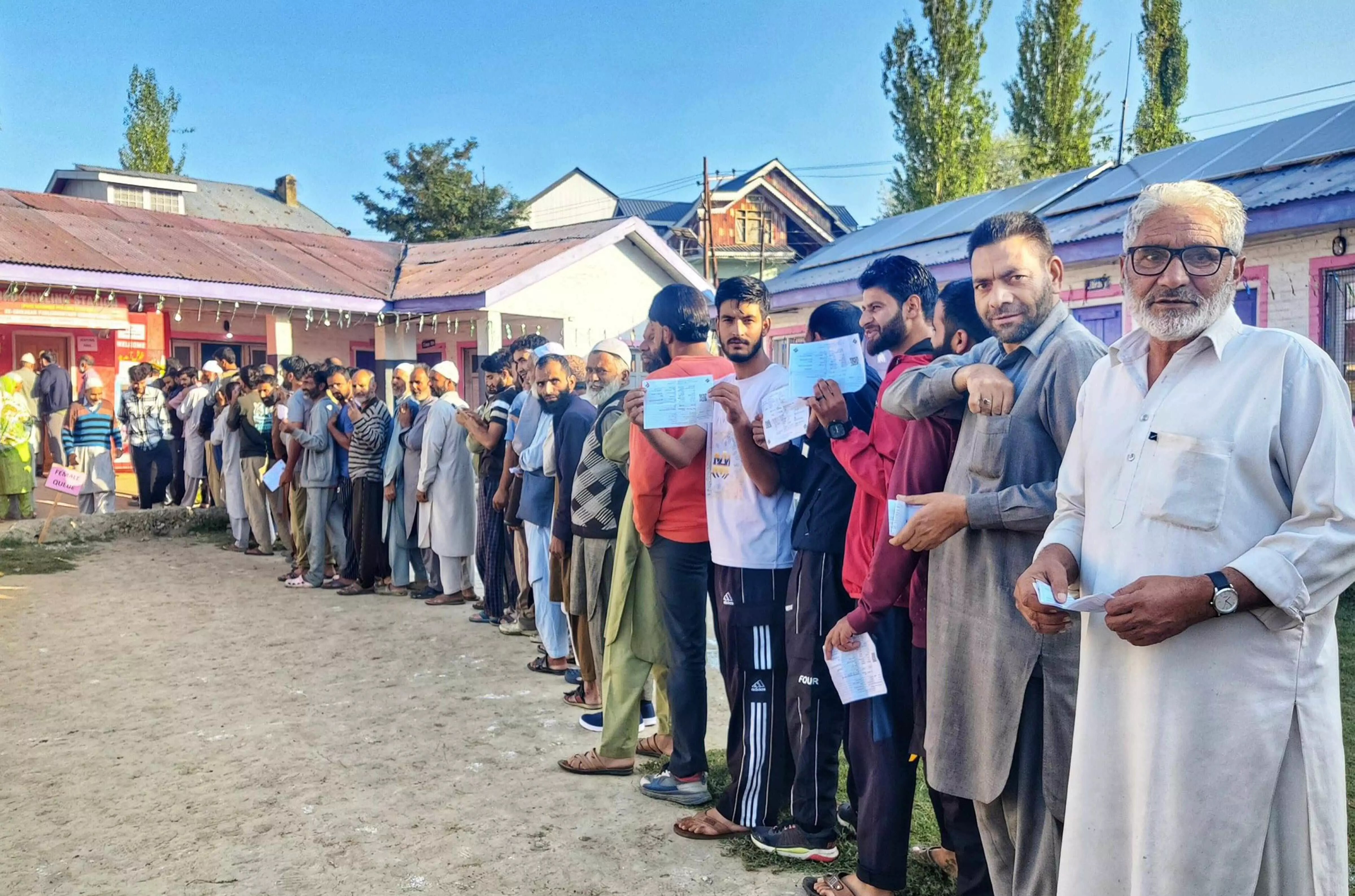 Long queues as phase 1 of J-K polls proceed peacefully, steadily; 58.19 c turnout till 3 pm Long queues as phase 1 of J-K polls proceed peacefully, steadily; 58.19 c turnout till 3 pm