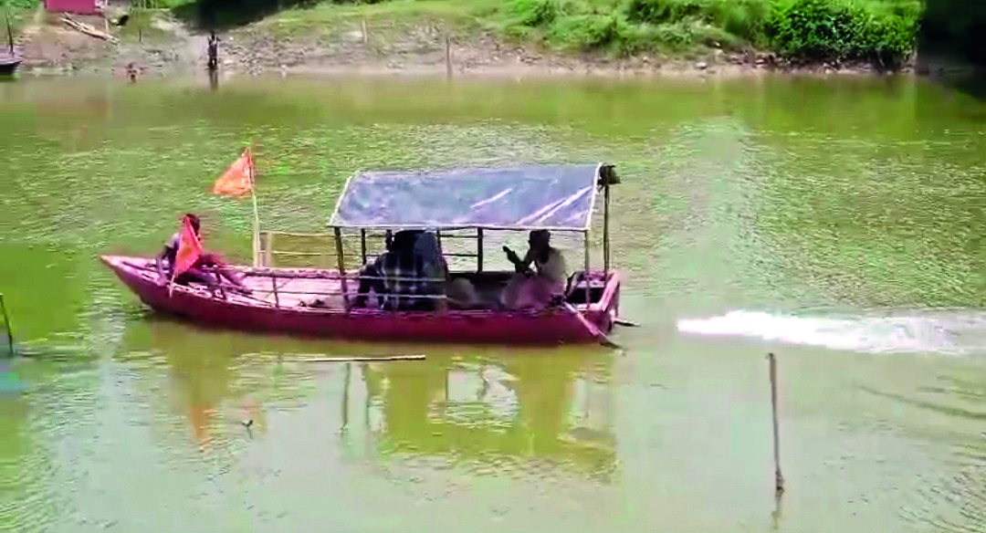 Septuagenarian man starts boating services in Buniadpur