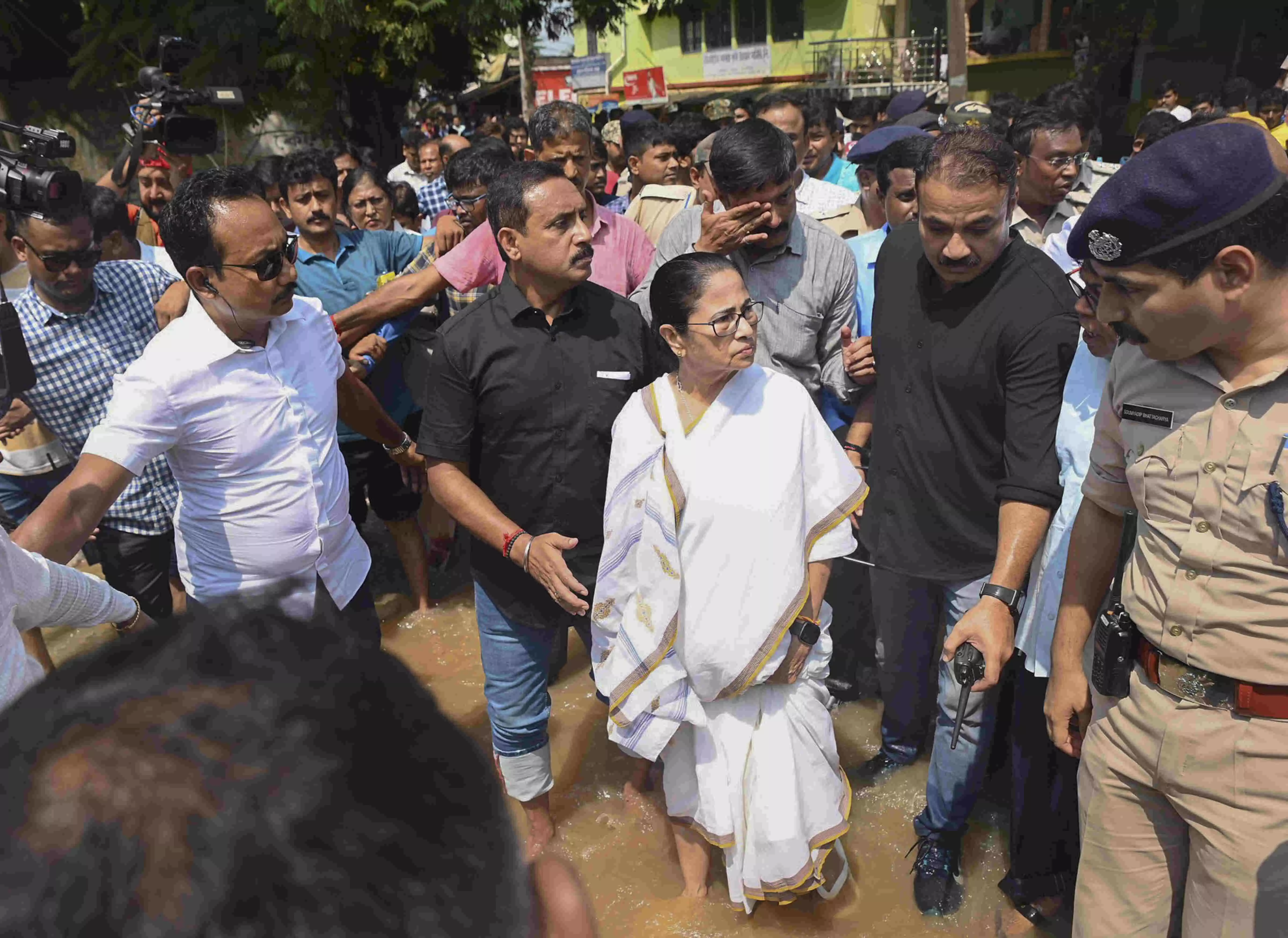 Jharkhand-Bengal border reopened after 24-hour closure Jharkhand-Bengal border reopened after 24-hour closure