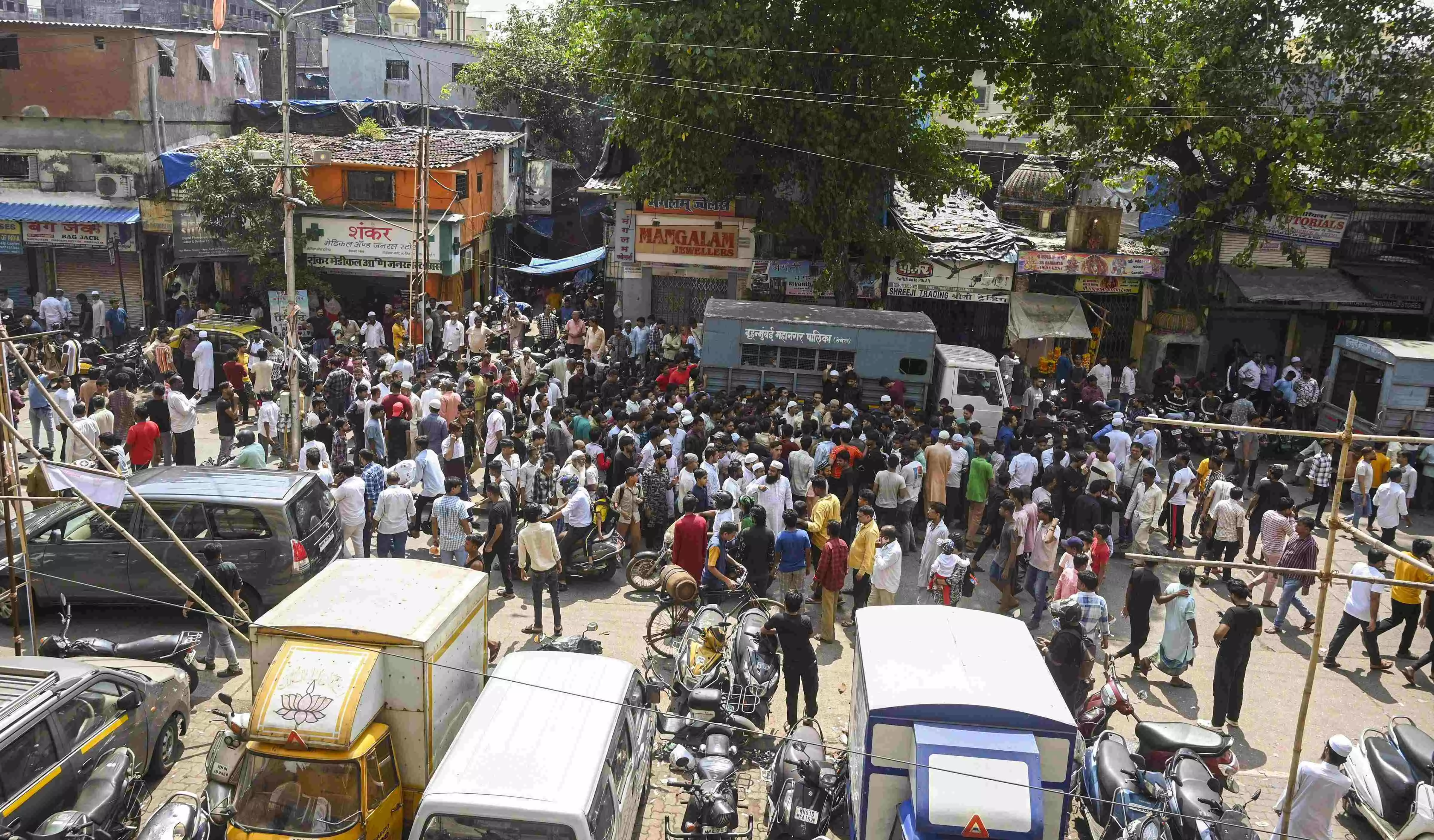 Dharavi tense as locals stop BMC from razing illegal portion of mosque; talks defuse situation Dharavi tense as locals stop BMC from razing illegal portion of mosque; talks defuse situation