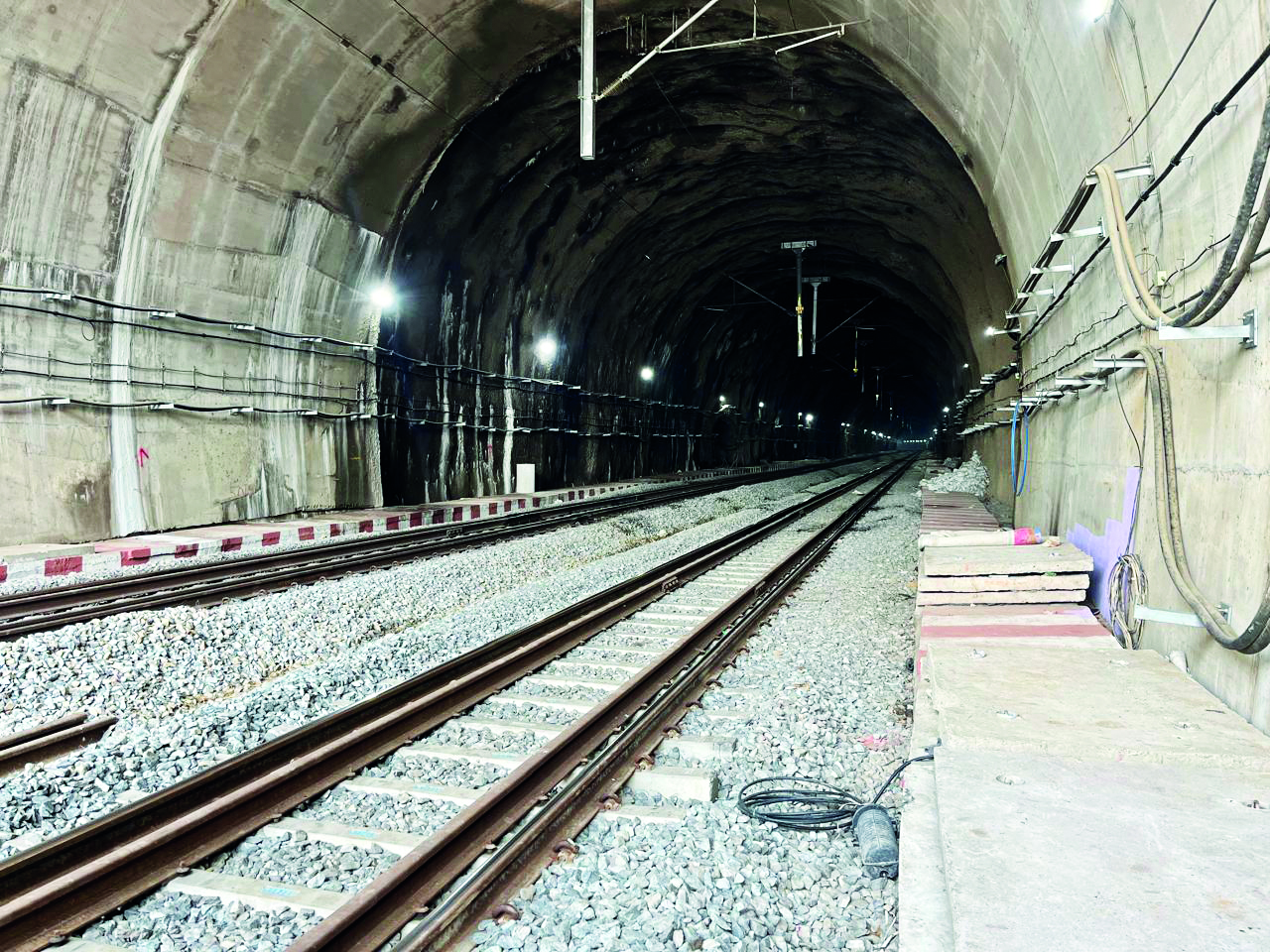 DFC delivers world’s first 1 km double-line rail   tunnel with high-rise overhead electrification DFC delivers world’s first 1 km double-line rail   tunnel with high-rise overhead electrification