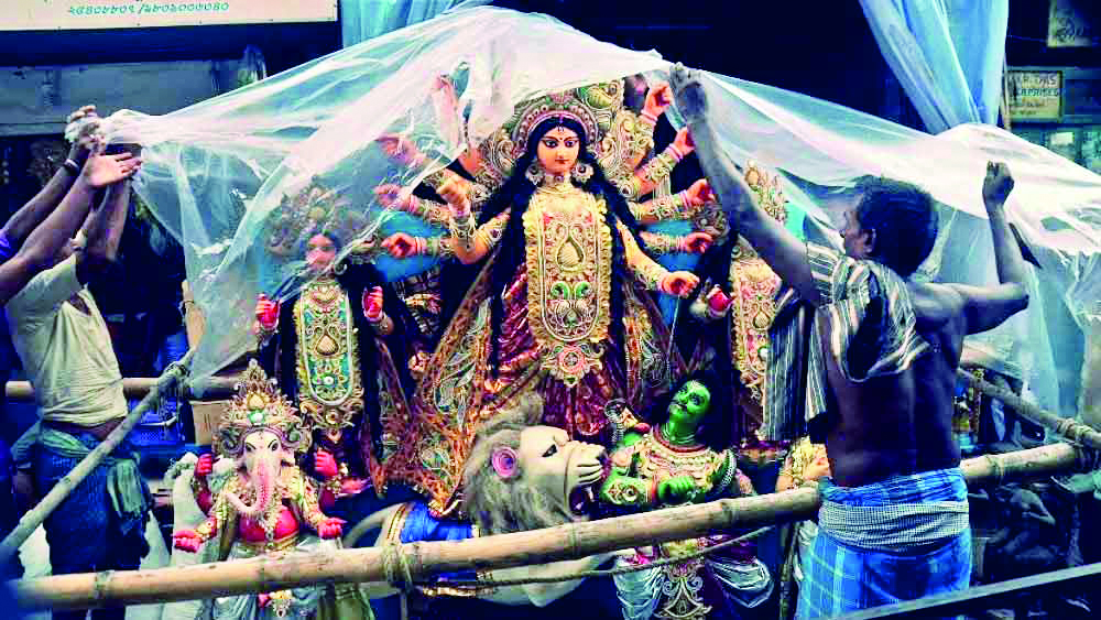 Incessant rain disrupts Durga Puja  preparations; artisans distressed