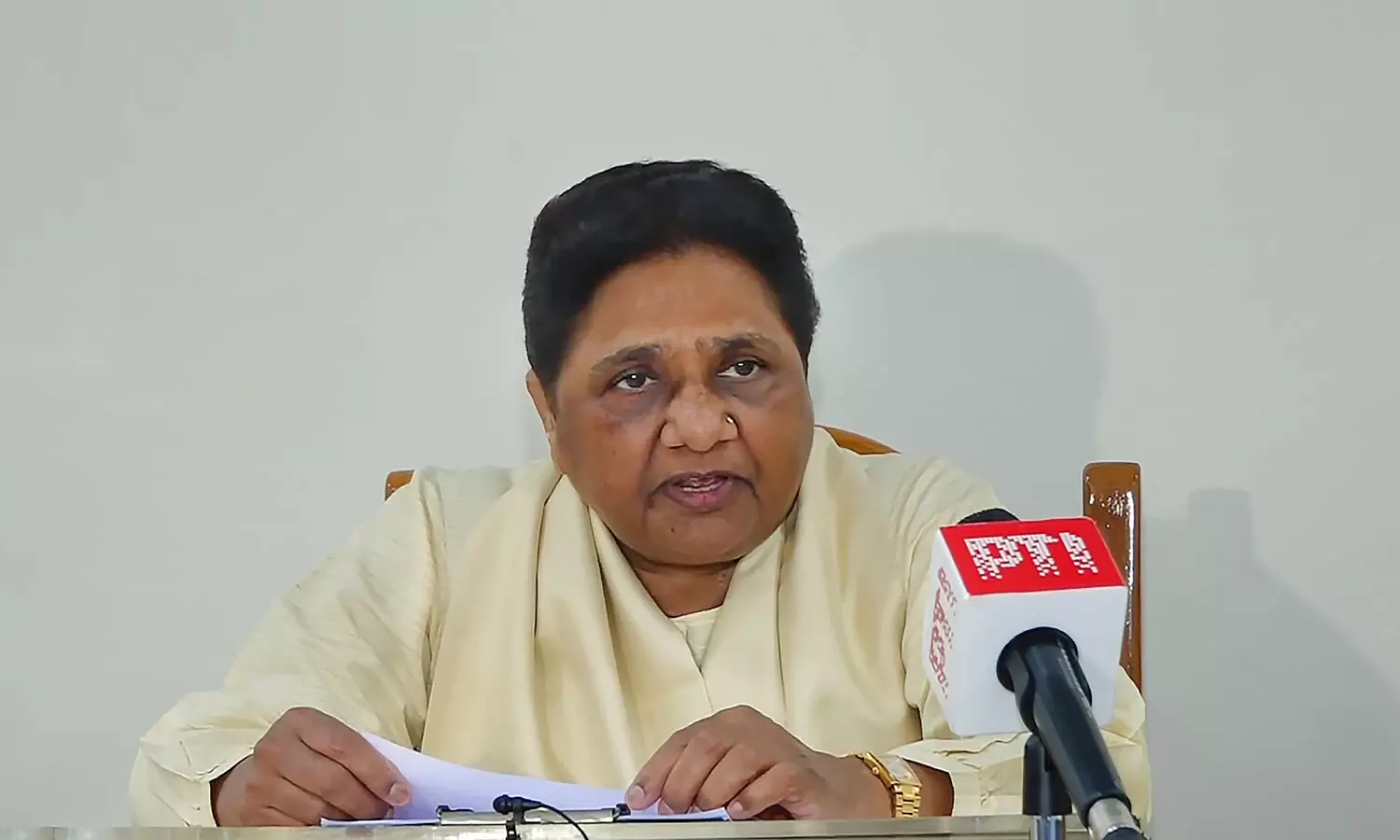 Mayawati urges Dalits not to vote for Congress, BJP
