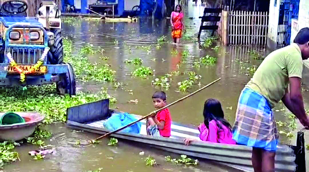 Nazirpur River embankment breach triggers panic in Manikchak area
