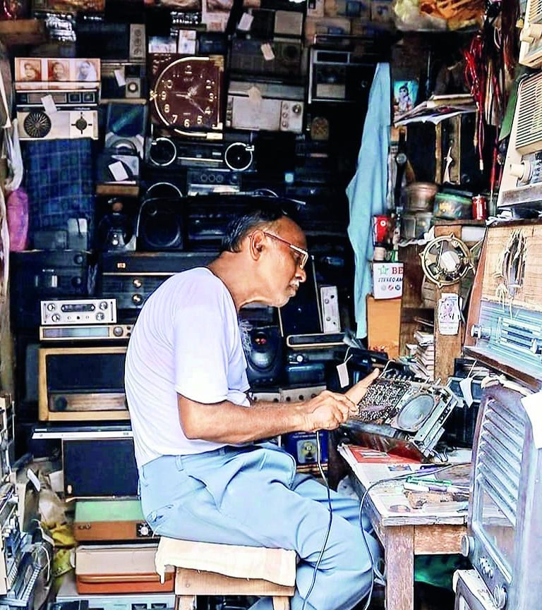 Business has slowed down, but Mahalaya shifts spotlight to Kolkata’s radio-man Business has slowed down, but Mahalaya shifts spotlight to Kolkata’s radio-man