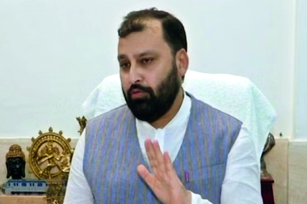 KVIC chairman announces wage hike for Khadi artisans on Gandhi Jayanti