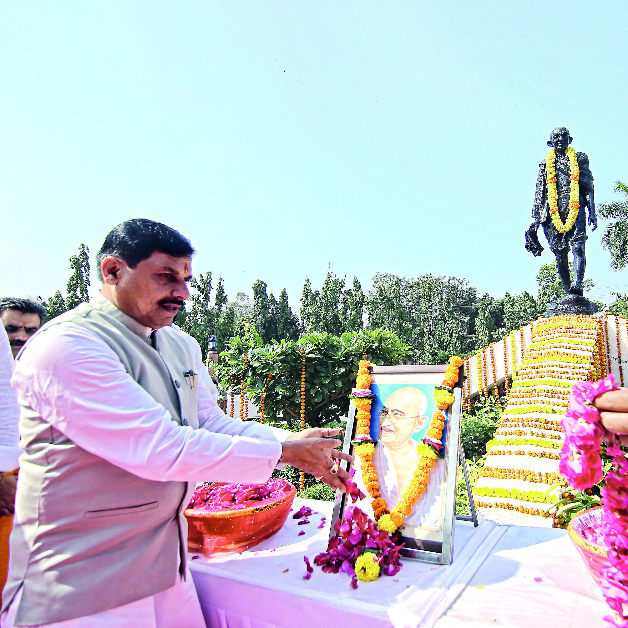PM Modi inaugurates Gaushala with bio-CNG Plant, launches projects worth Rs 685 cr in MP PM Modi inaugurates Gaushala with bio-CNG Plant, launches projects worth Rs 685 cr in MP