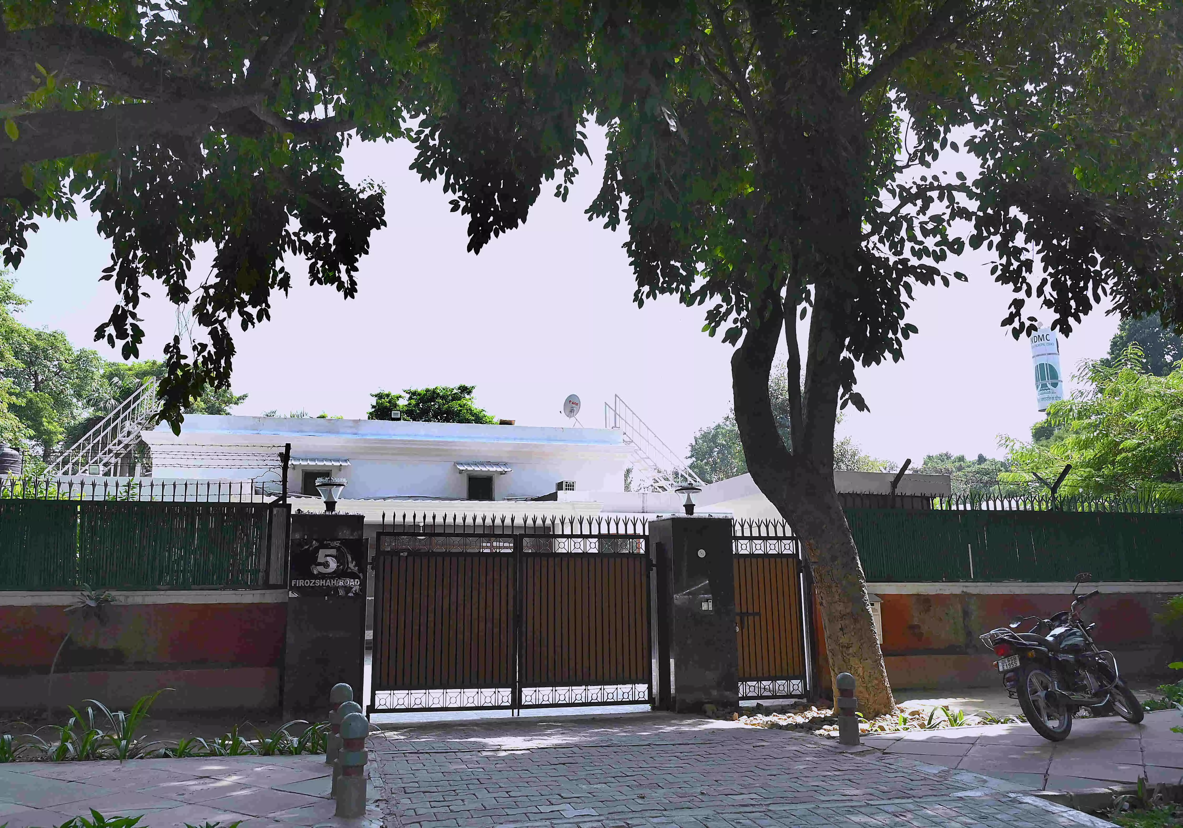Kejriwal vacates CM residence, moves to AAP MPs Lutyens Delhi bungalow Kejriwal vacates CM residence, moves to AAP MPs Lutyens Delhi bungalow