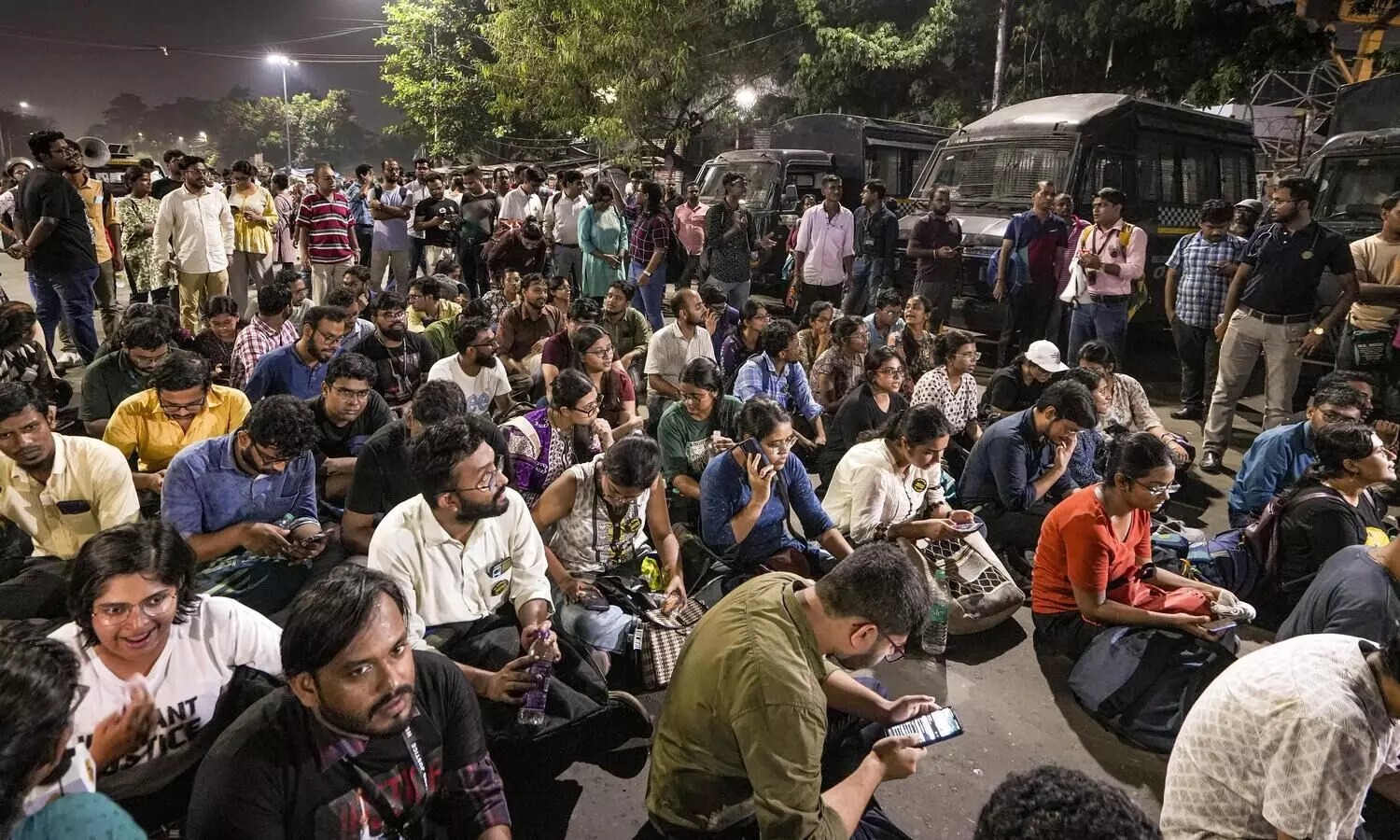 West Bengal junior doctors continue sit-in, wait for state govt to fulfil their demands