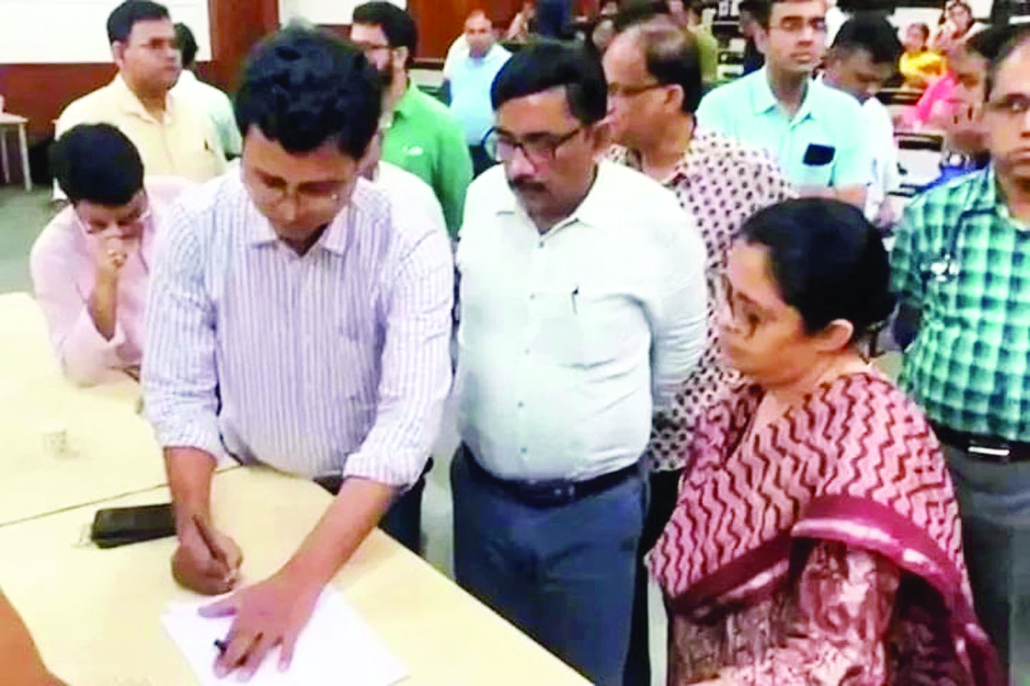 About 45 RG Kar senior docs resign to express solidarity with juniors About 45 RG Kar senior docs resign to express solidarity with juniors