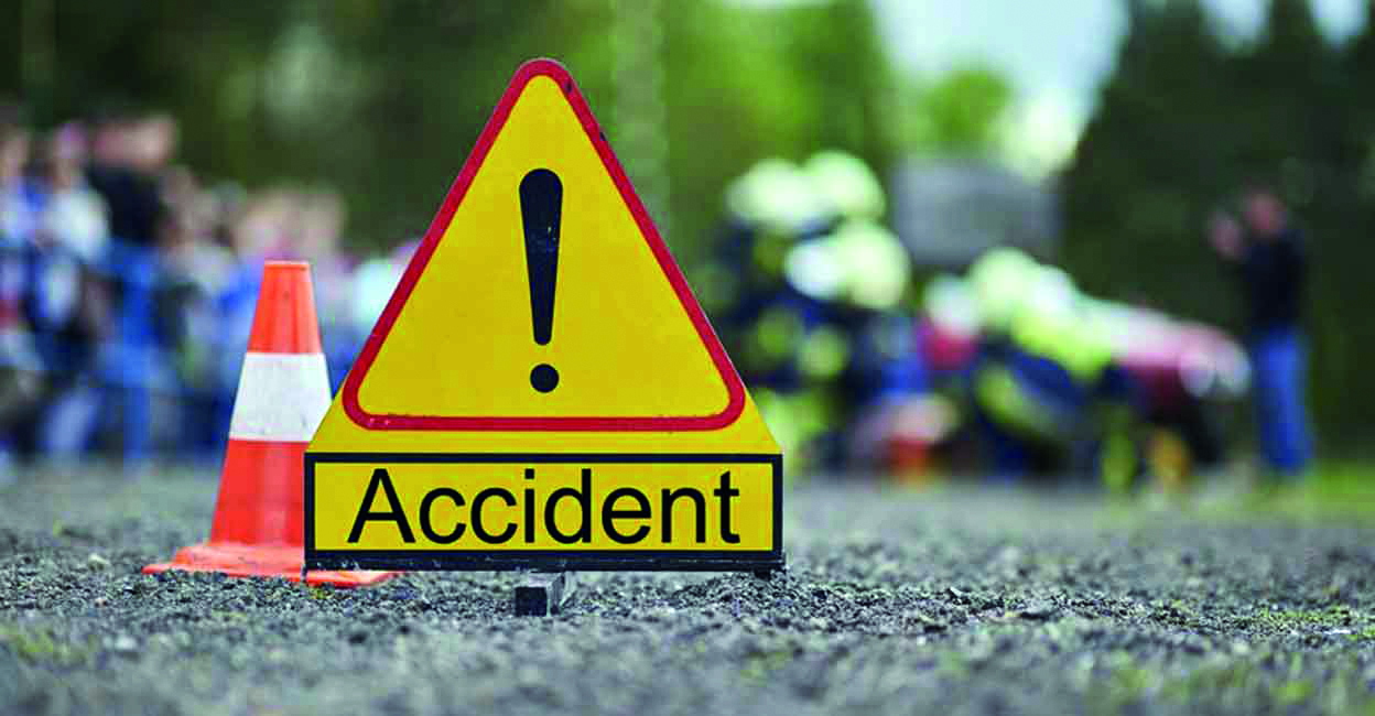 Bus accident in S Dinajpur leaves 10 people injured