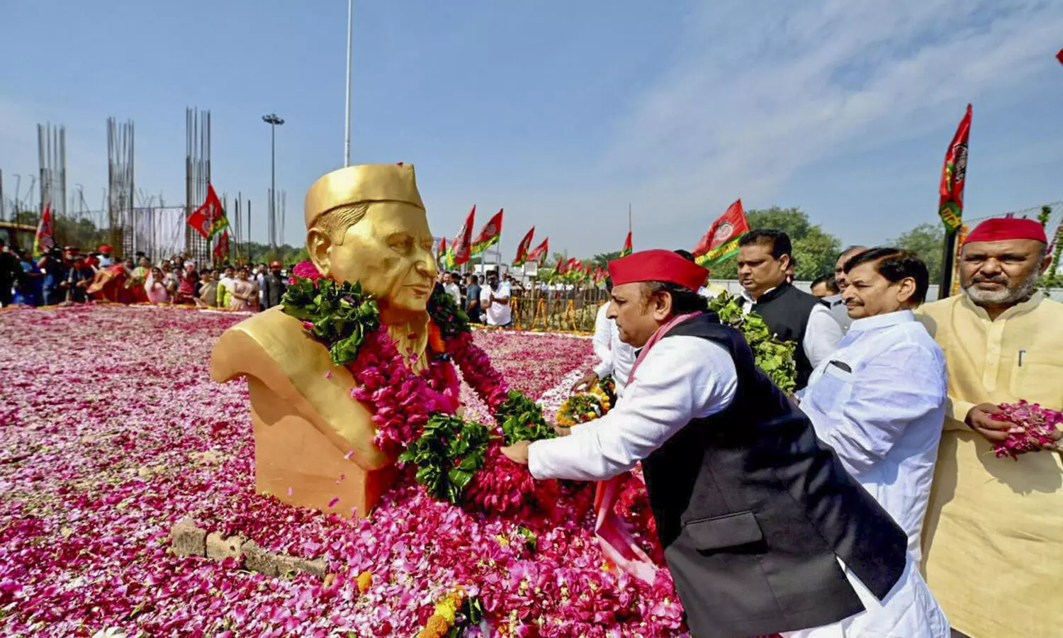 Advised against visiting JPNIC, defiant Akhilesh garlands JP Narayans bust outside residence