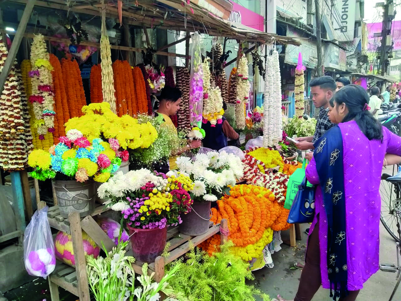 Prices of fruits, veggies and flowers skyrocket ahead of Lakshmi Puja Prices of fruits, veggies and flowers skyrocket ahead of Lakshmi Puja