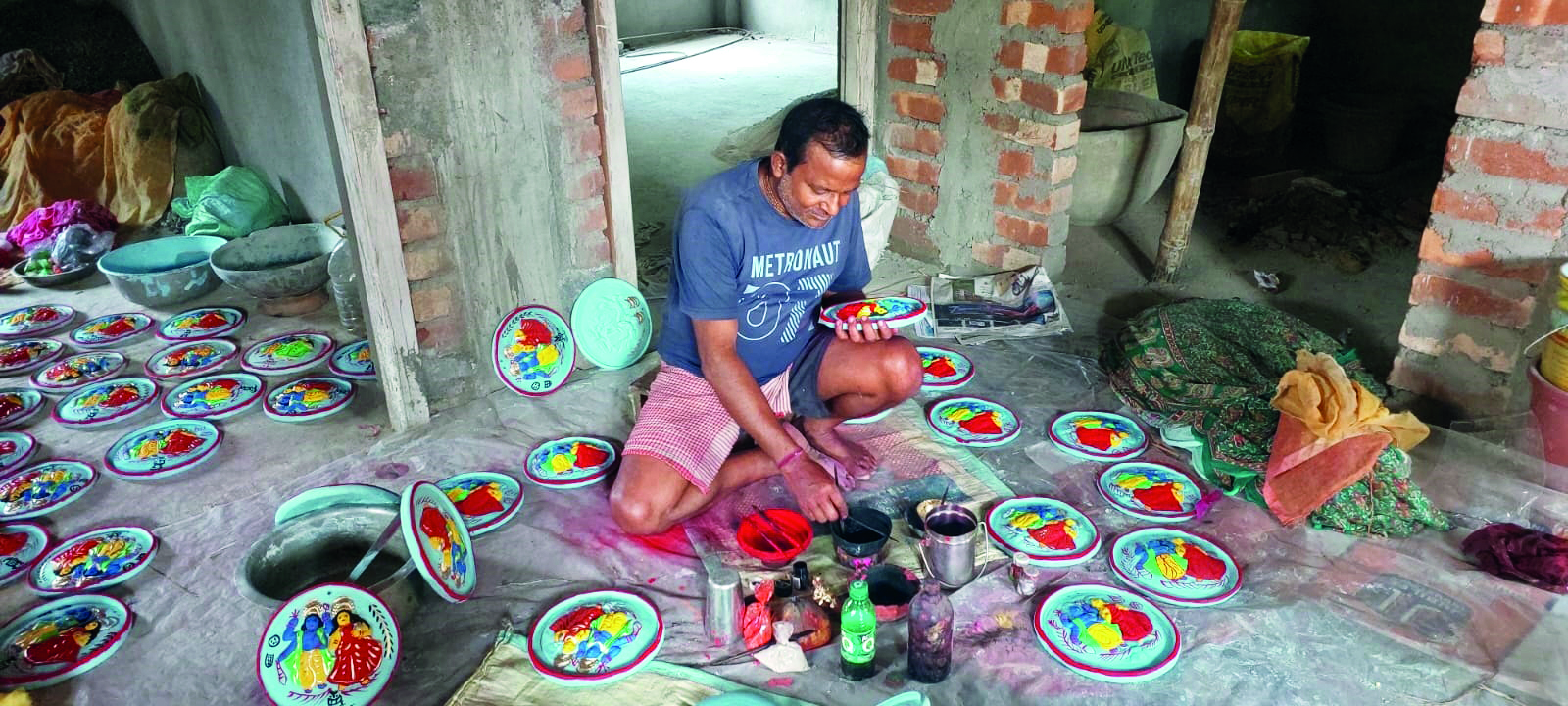 Painters breathe a fresh lease of life with huge demand for Lakshmi ‘potchitra’ Painters breathe a fresh lease of life with huge demand for Lakshmi ‘potchitra’
