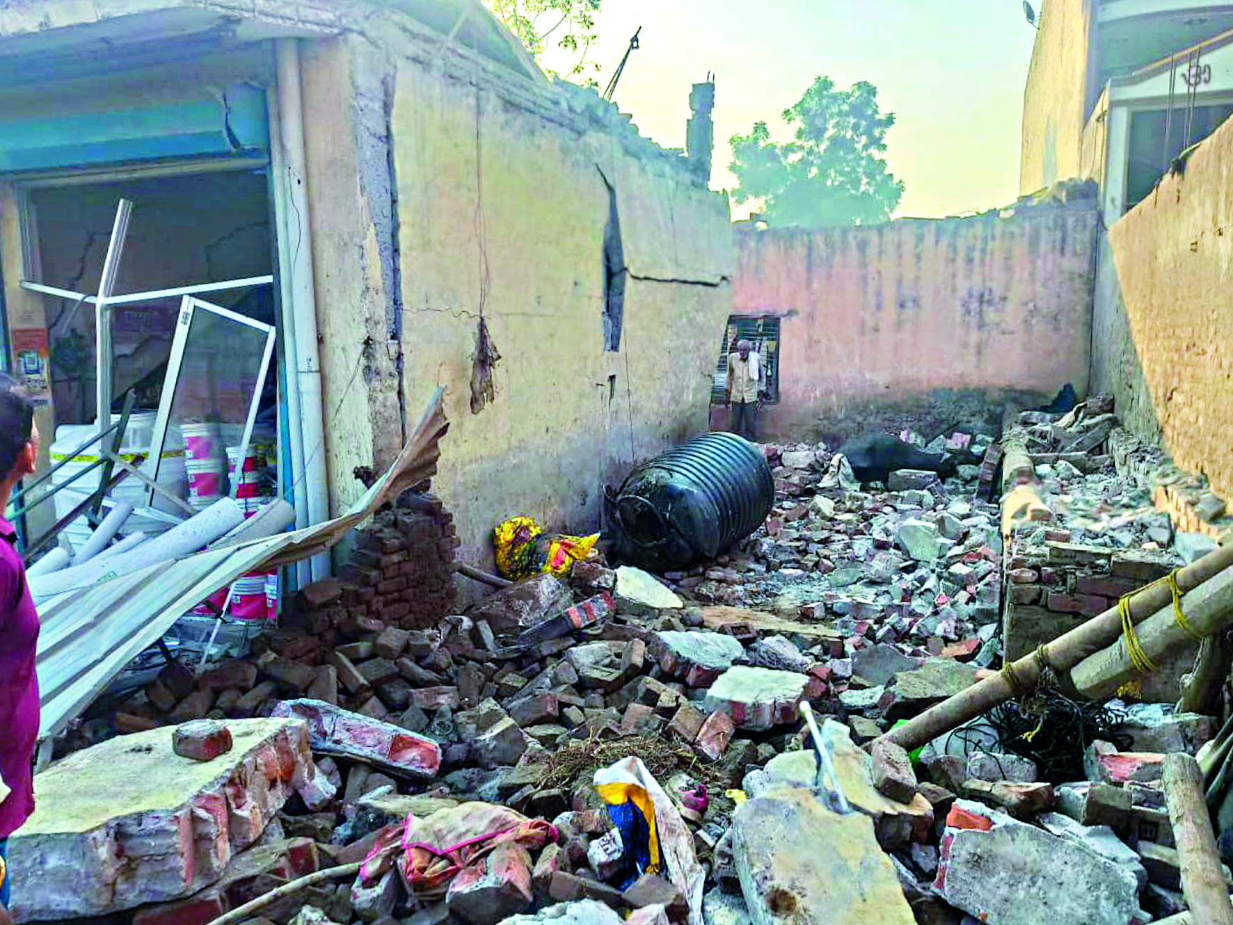 Family of three, neighbour killed in Fbd cylinder blast
