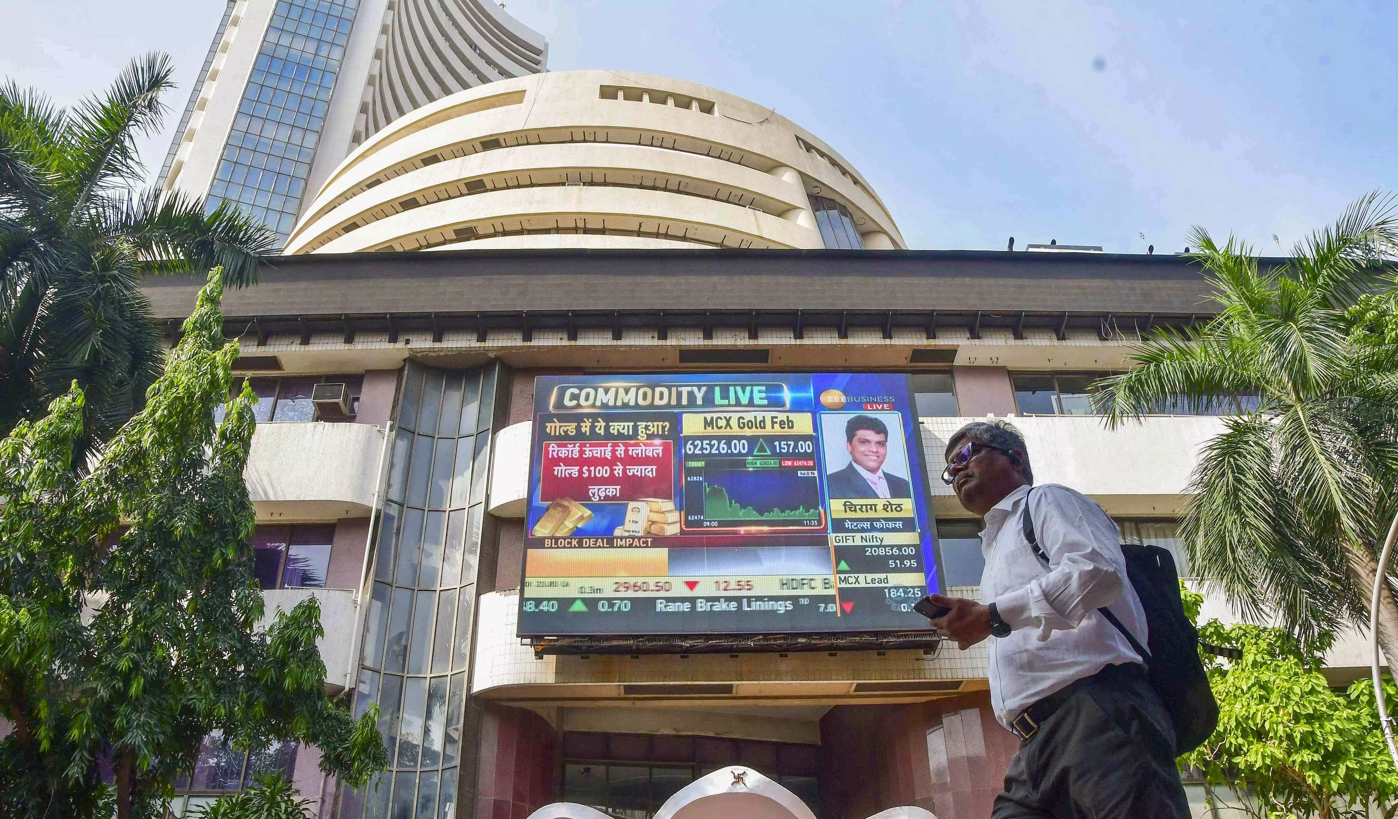 Markets give up initial gains dragged by sharp fall in Kotak Bank, unabated foreign fund outflows Markets give up initial gains dragged by sharp fall in Kotak Bank, unabated foreign fund outflows
