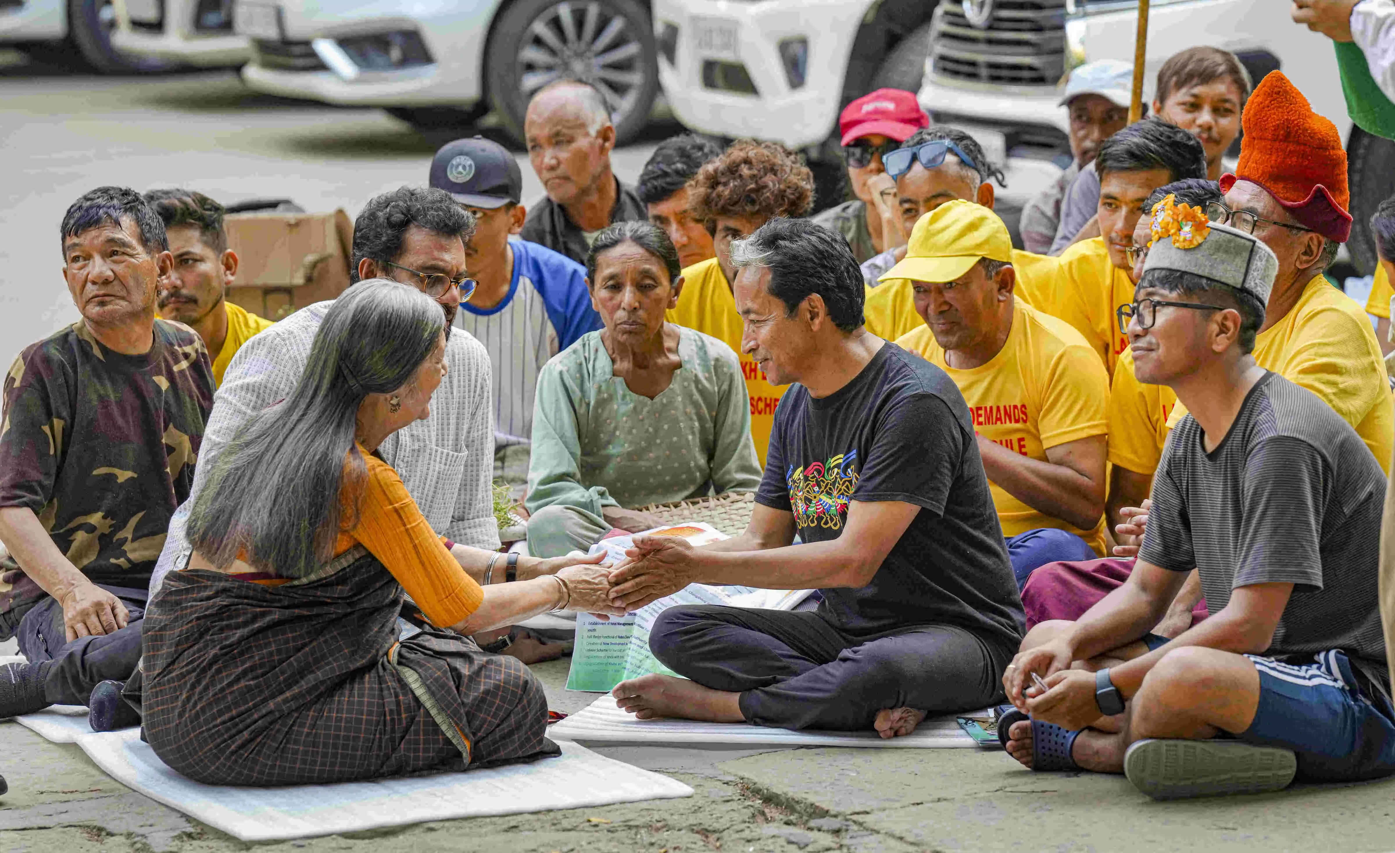 Sonam Wangchuk breaks fast; home ministry to resume talks with Ladakh groups on December 3 Sonam Wangchuk breaks fast; home ministry to resume talks with Ladakh groups on December 3