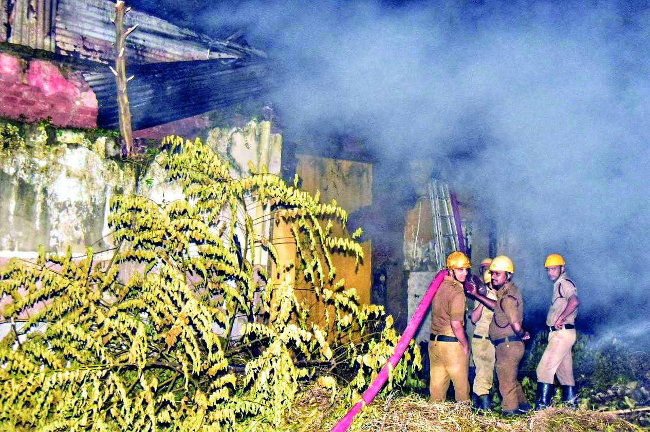 Major fire breaks out at Tiretti Bazar, none hurt