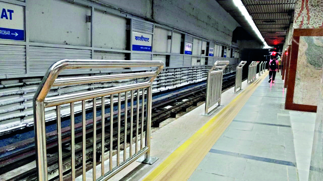 Guardrails installed at Kalighat Metro Station platform to prevent suicide Guardrails installed at Kalighat Metro Station platform to prevent suicide