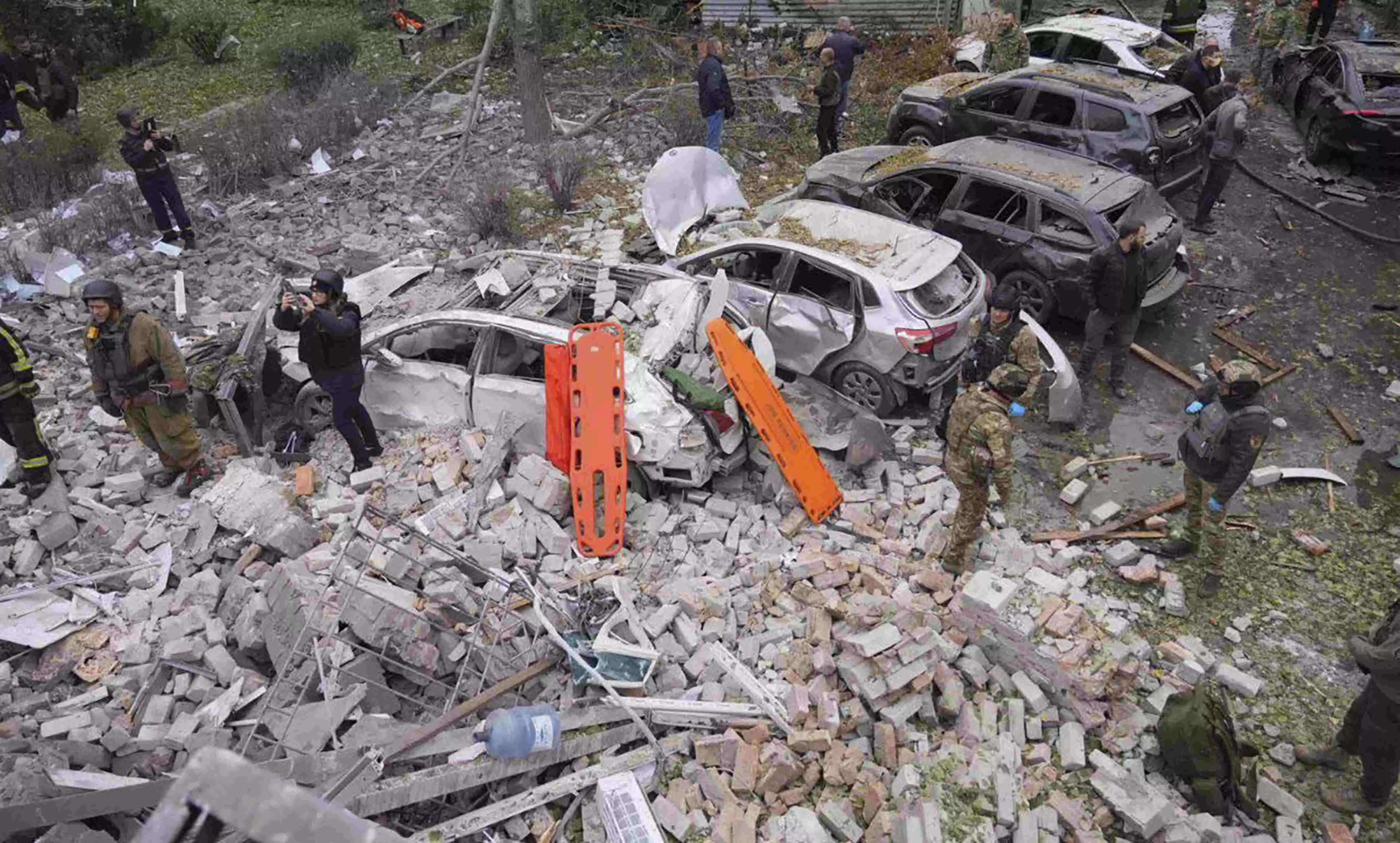 Russian strikes on Kyiv and central Ukraine kill 2 teenagers, injure dozens