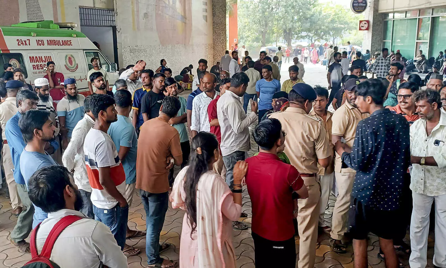 Bandra station stampede: Viral CCTV footage shows passengers in mad scramble to board express train