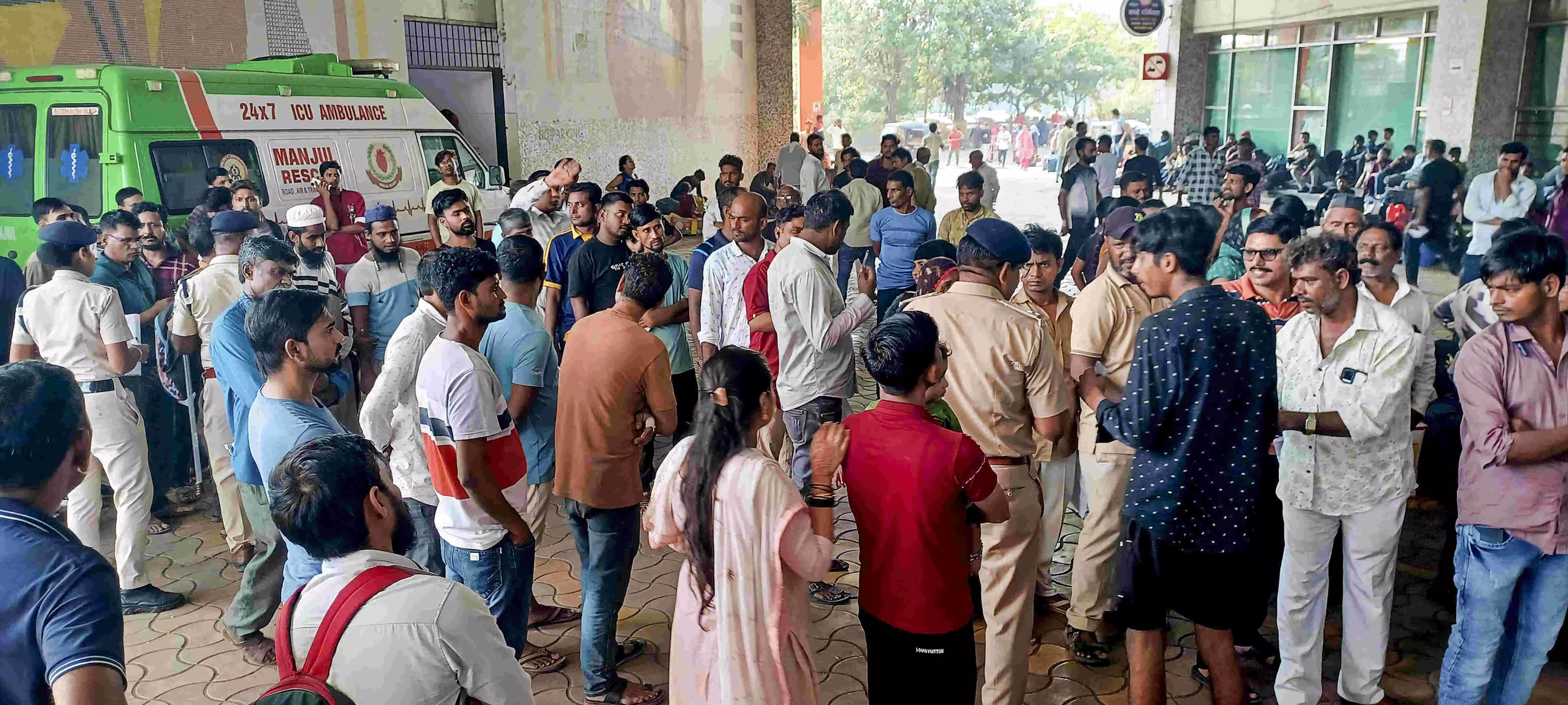 Bandra station stampede: Viral CCTV footage shows passengers in mad scramble to board express train
