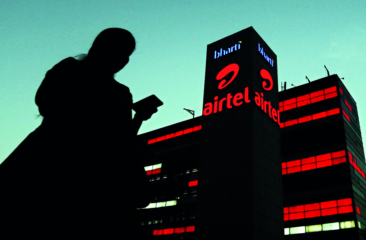 Bharti Airtel September quarter net profit zooms nearly   three-fold to `3,593 cr, Vittal named Exec Vice Chairman