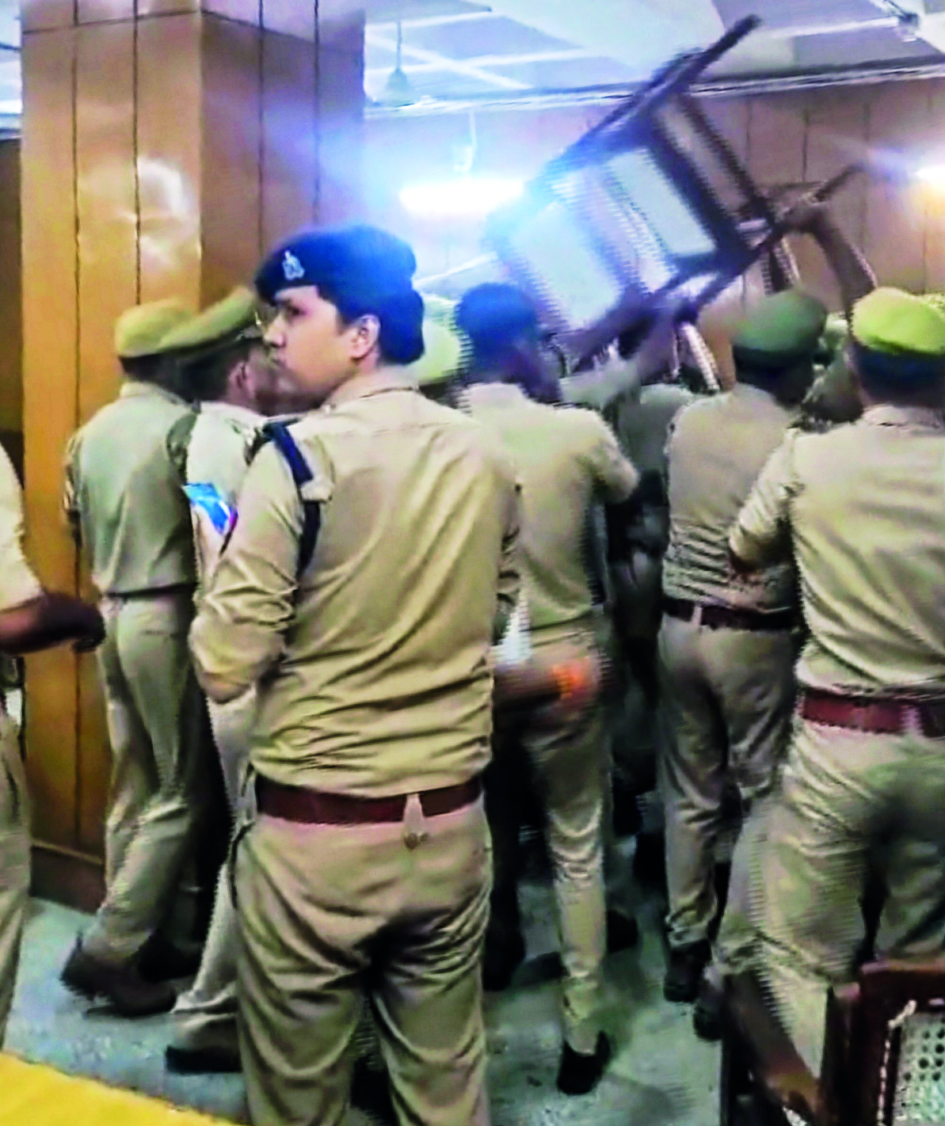 Lawyers clash with police in Ghaziabad court after argument with judge, set outpost on fire