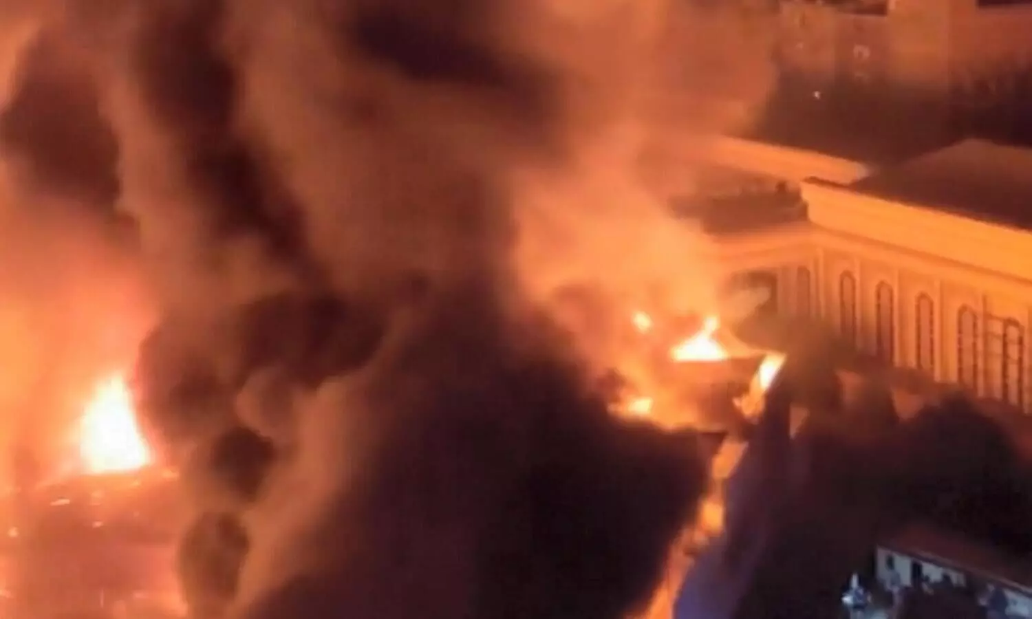 Electrician dies in fire in Noida banquet hall