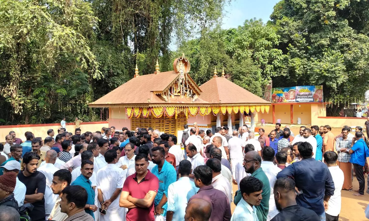 Kerala govt to bear medical expenses of injured in temple fire mishap