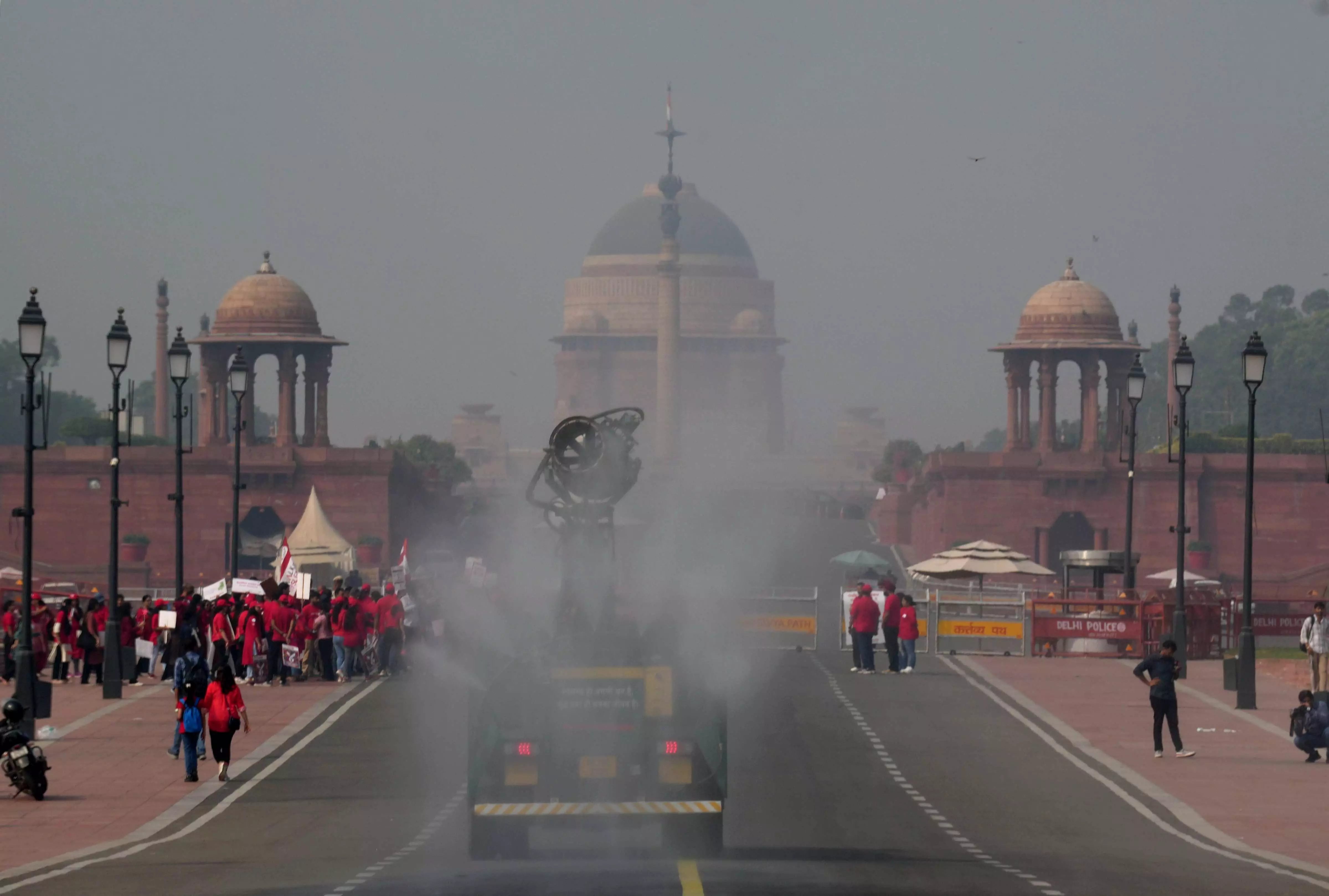 Air pollution level increases in Delhi, eight stations in red zone