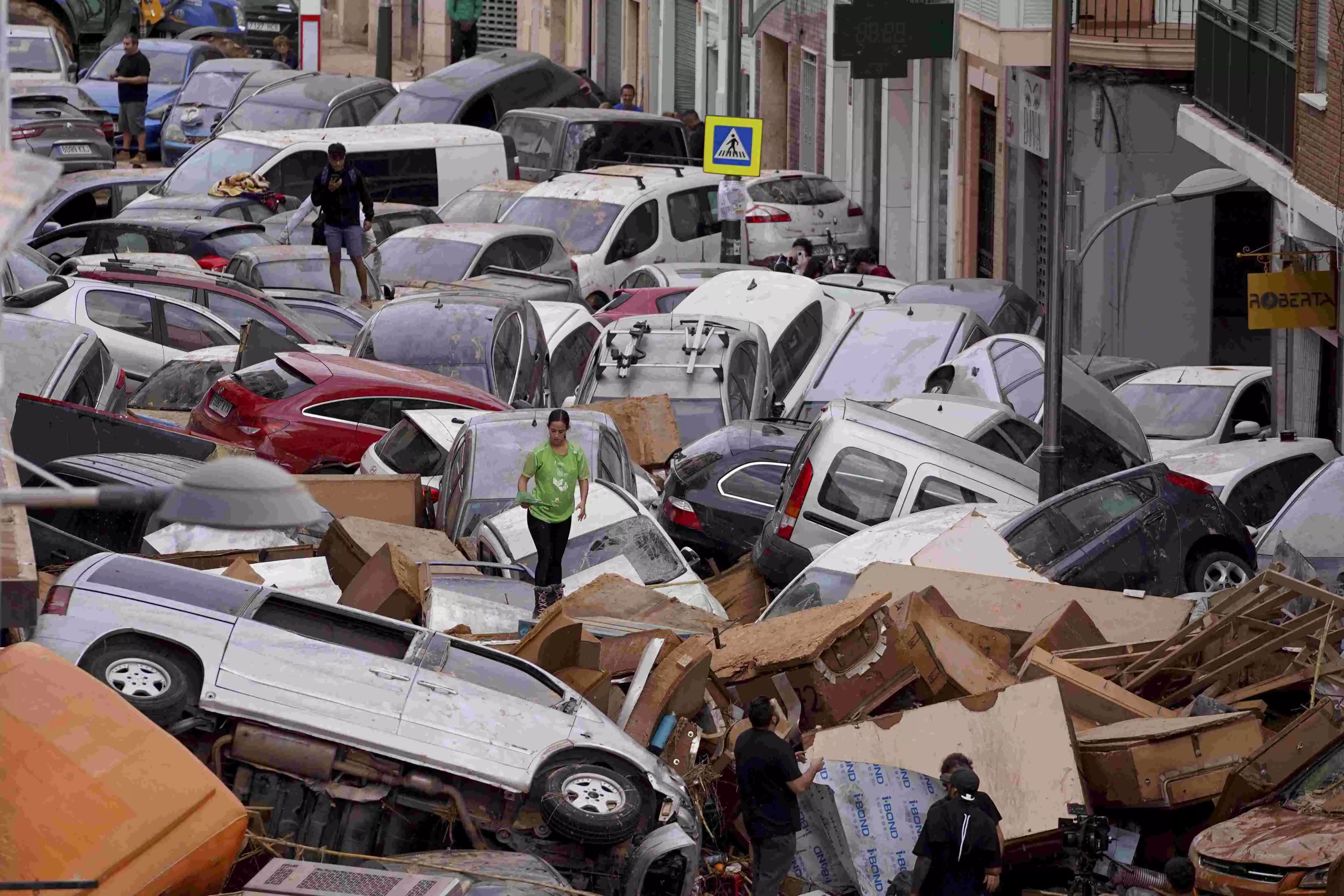 Spains govt to send 10,000 soldiers and police to Valencia after deadly floods