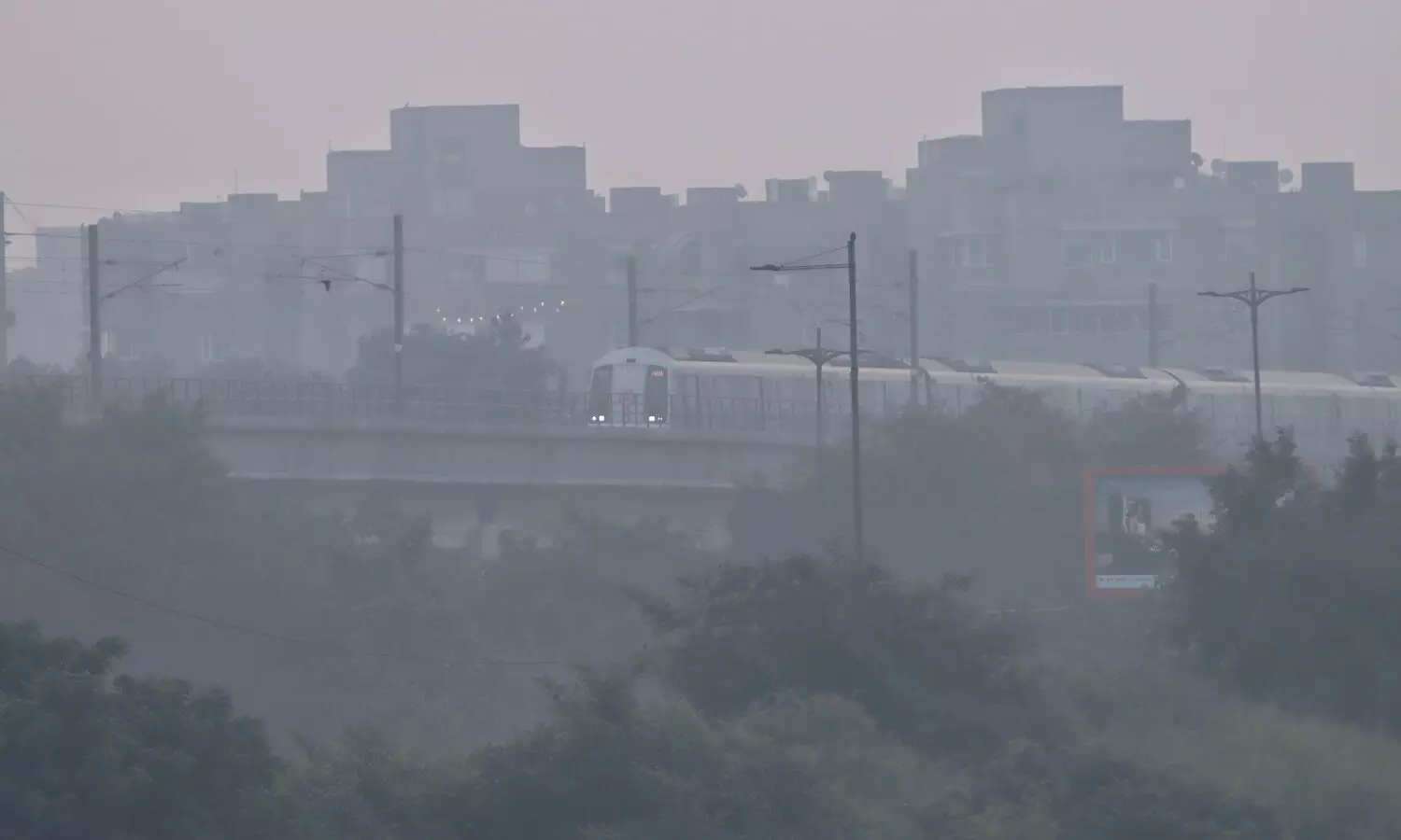 Toxic haze envelopes Delhi, air quality very poor