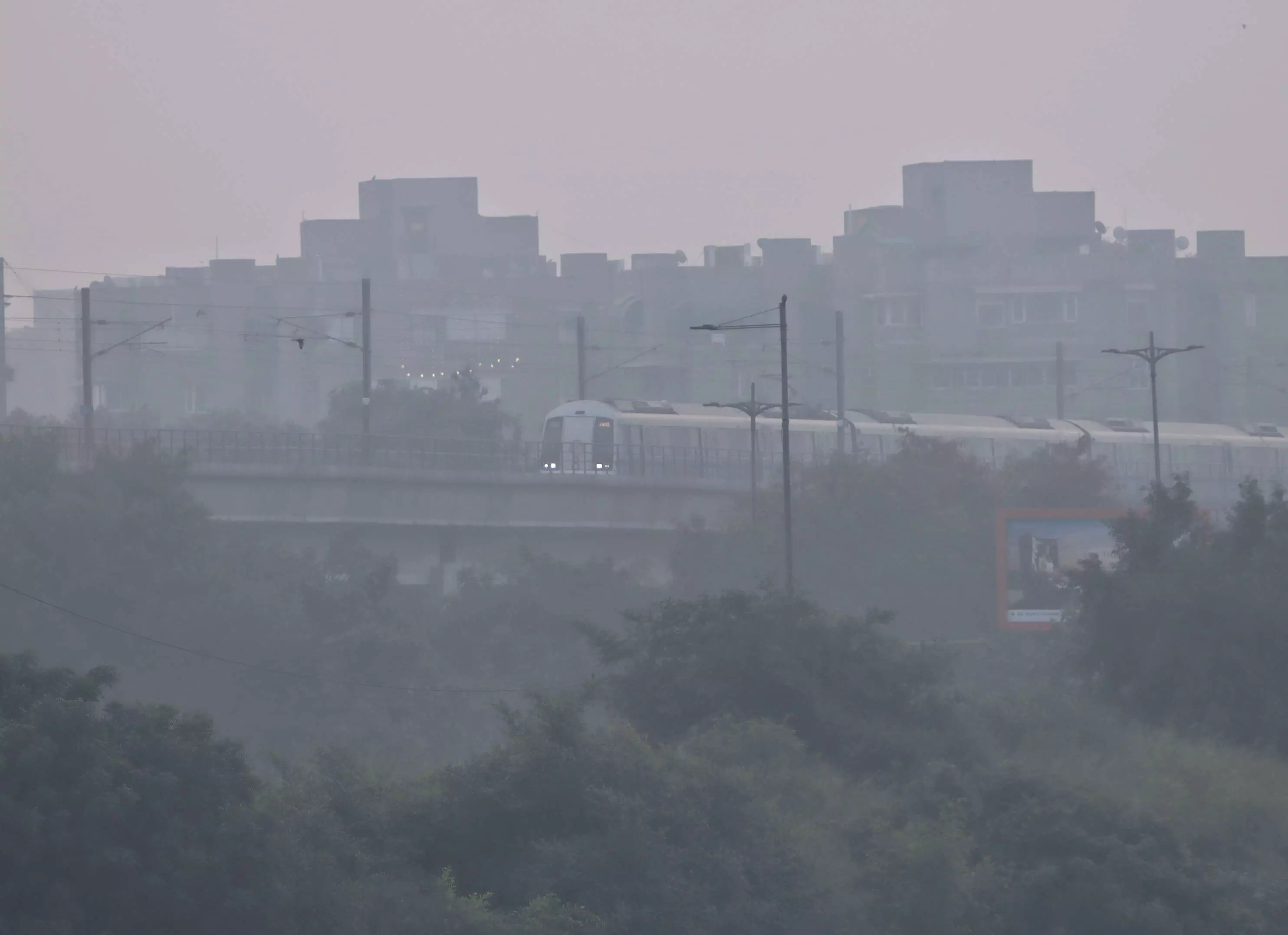 Toxic haze envelopes Delhi, air quality very poor Toxic haze envelopes Delhi, air quality very poor