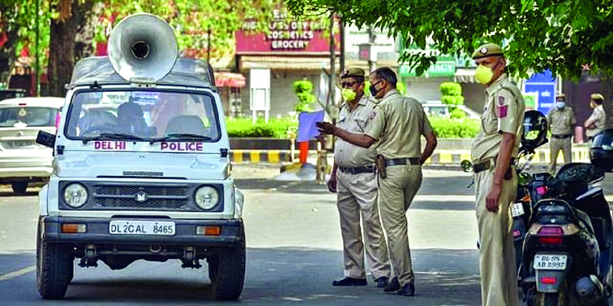 Minors apprehended  for dragging traffic cops on car’s bonnet
