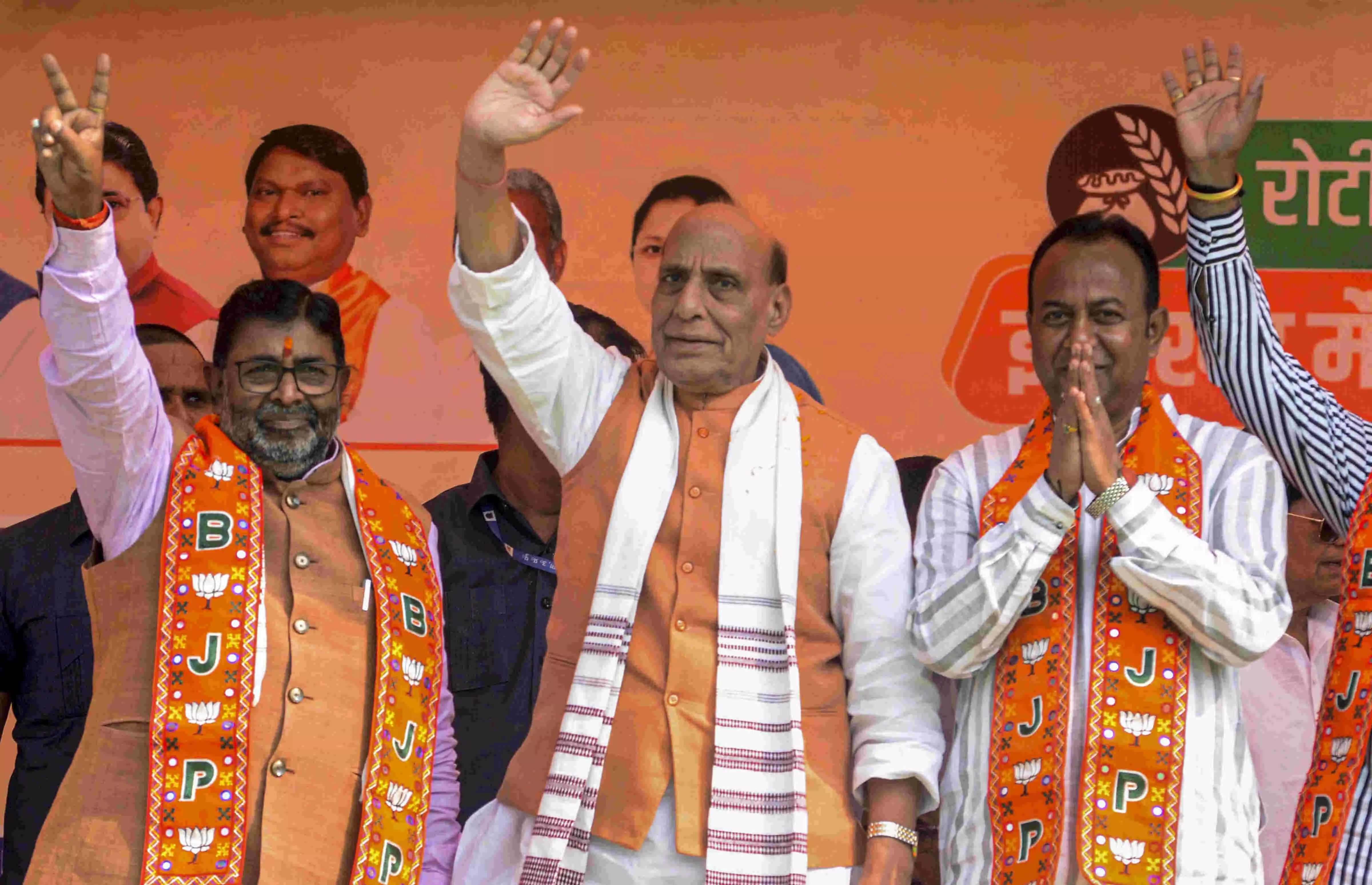 JMM-led coalition fused crackers, BJP a mighty rocket thatll take Jkhand to newer heights: Rajnath JMM-led coalition fused crackers, BJP a mighty rocket thatll take Jkhand to newer heights: Rajnath
