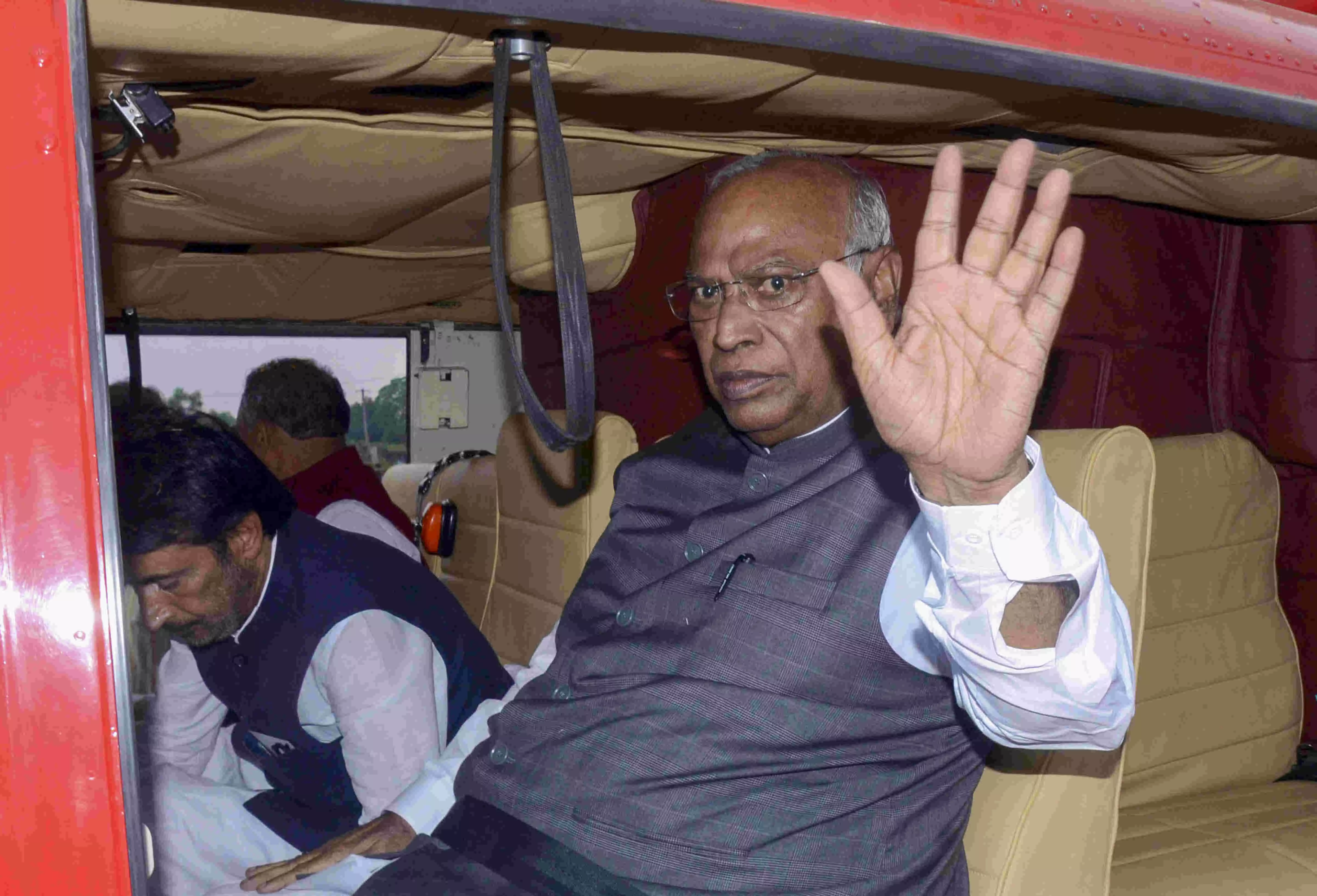 Kharge slams Fadnavis, says people of Maharashtra will give a befitting reply to BJP Kharge slams Fadnavis, says people of Maharashtra will give a befitting reply to BJP