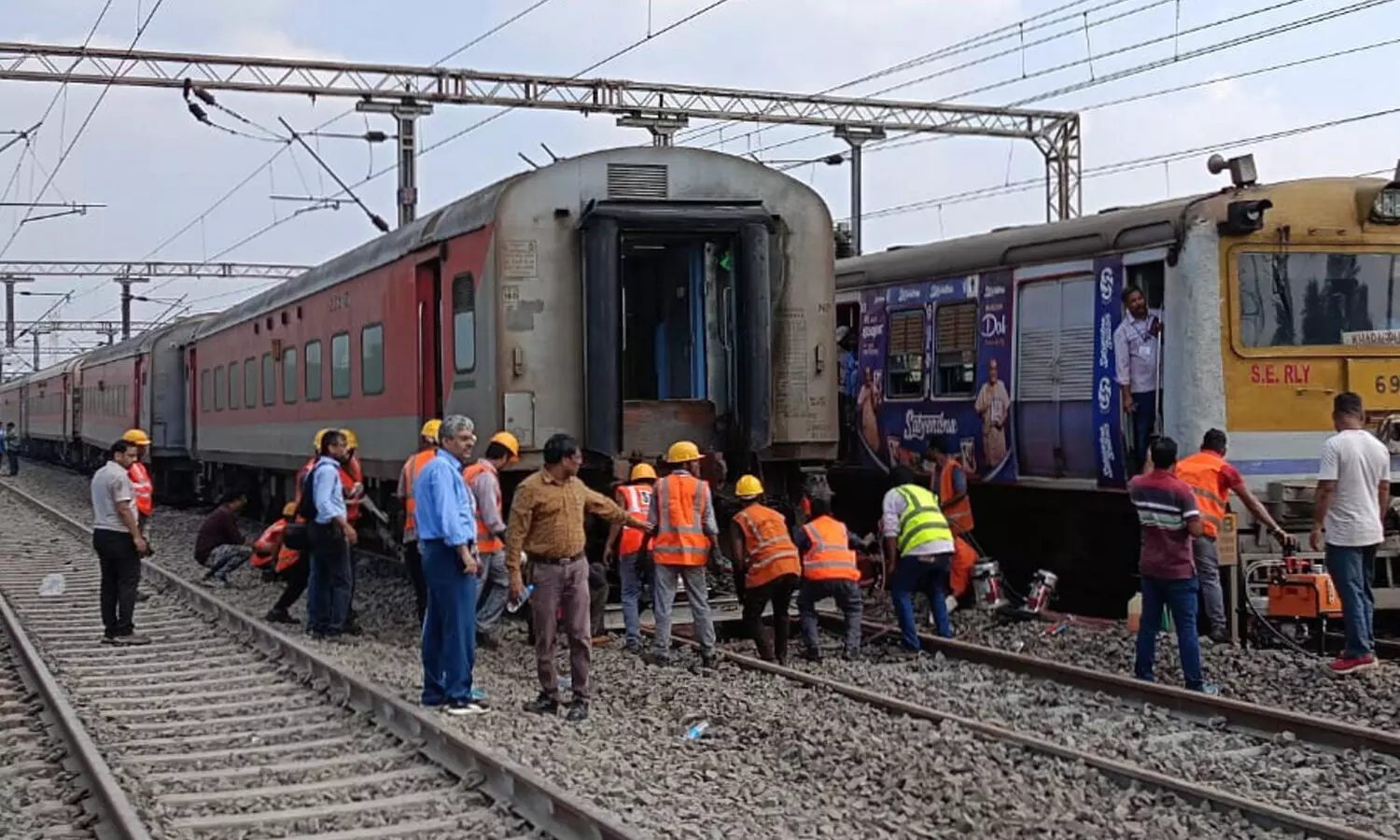3 coaches of Secunderabad-Shalimar Superfast Express derail near Howrah