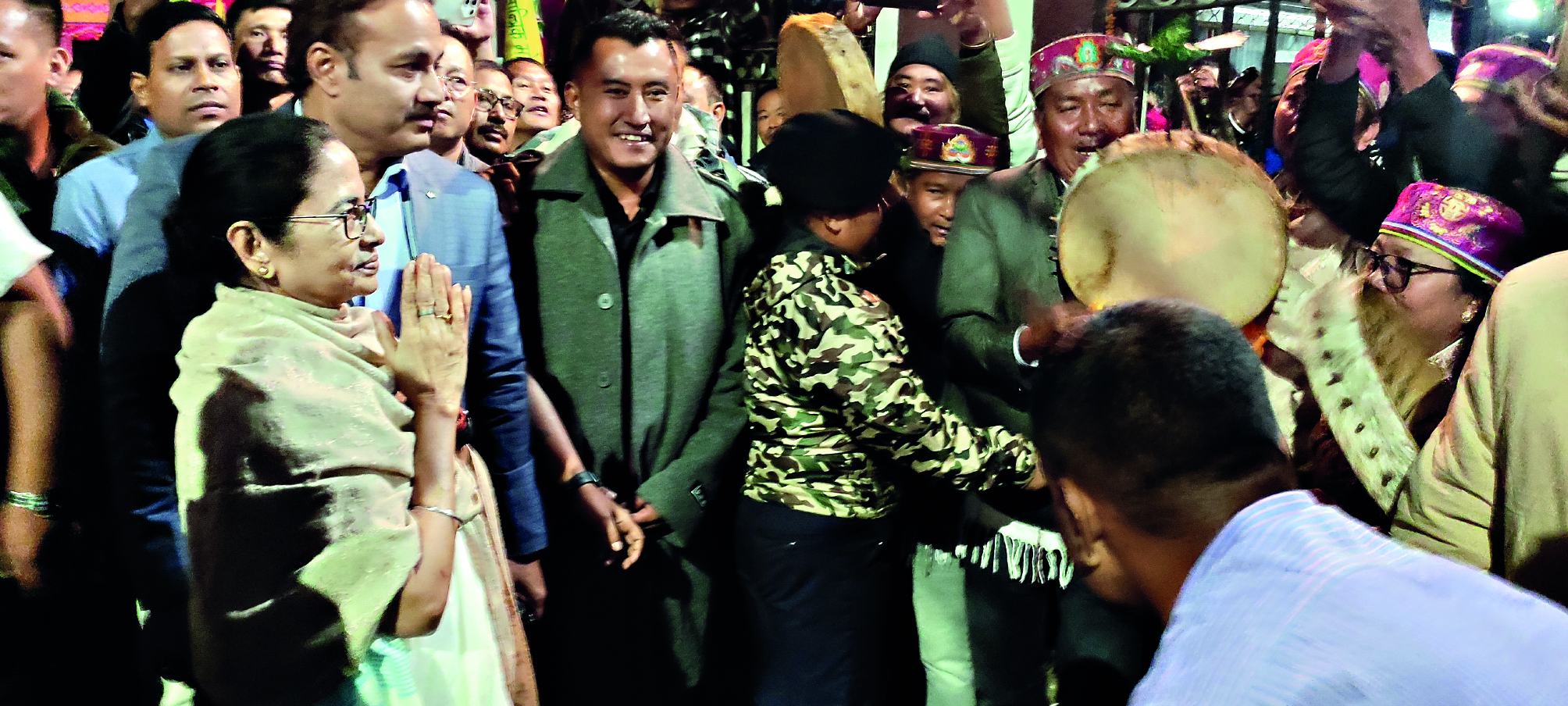 Mountain echoes of love as thousands gather to greet CM in Darjeeling