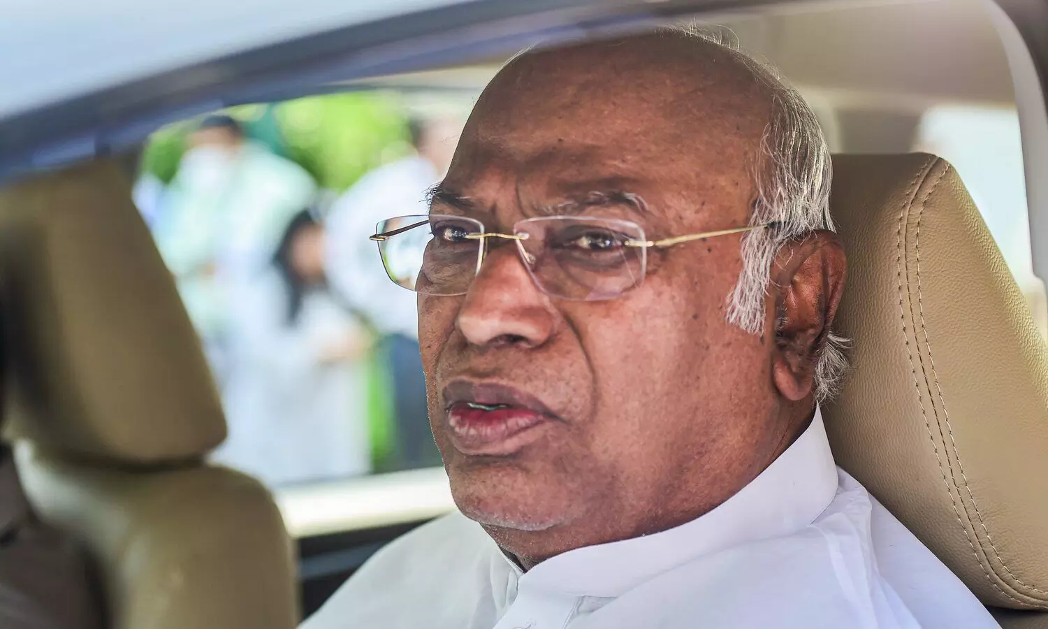 Kharge claims not allowed into reserved airport lounge, questions if toilet can be reserved for PM