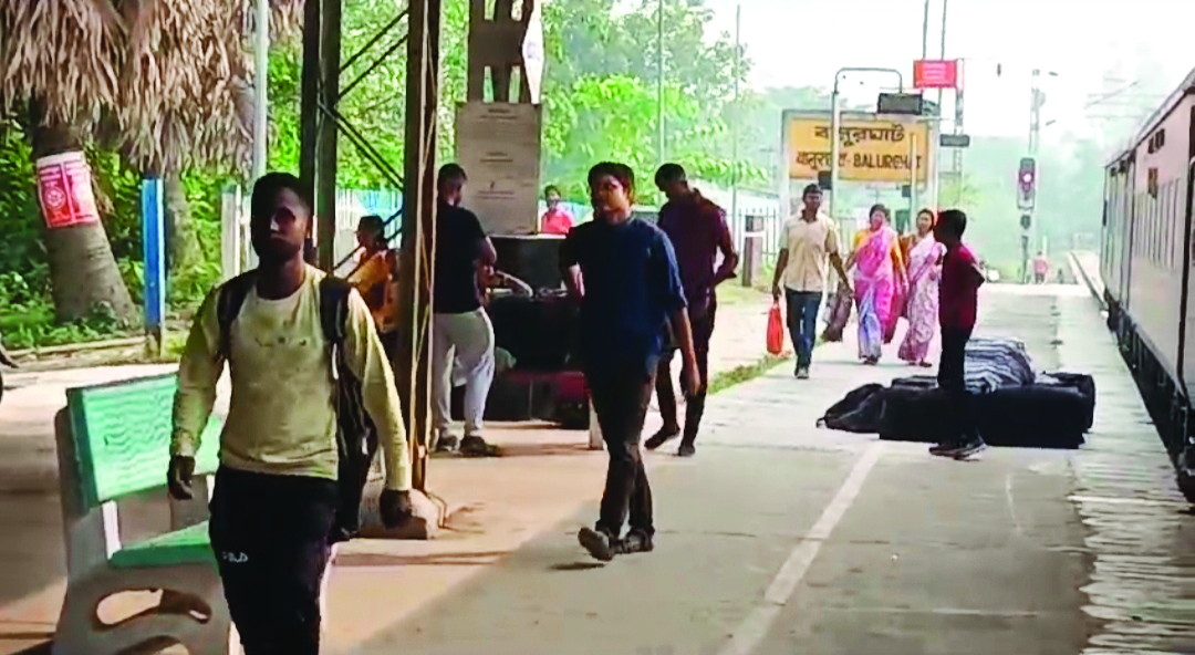 Removal of 2 air-conditioned coaches from Farakka Express irks people Removal of 2 air-conditioned coaches from Farakka Express irks people