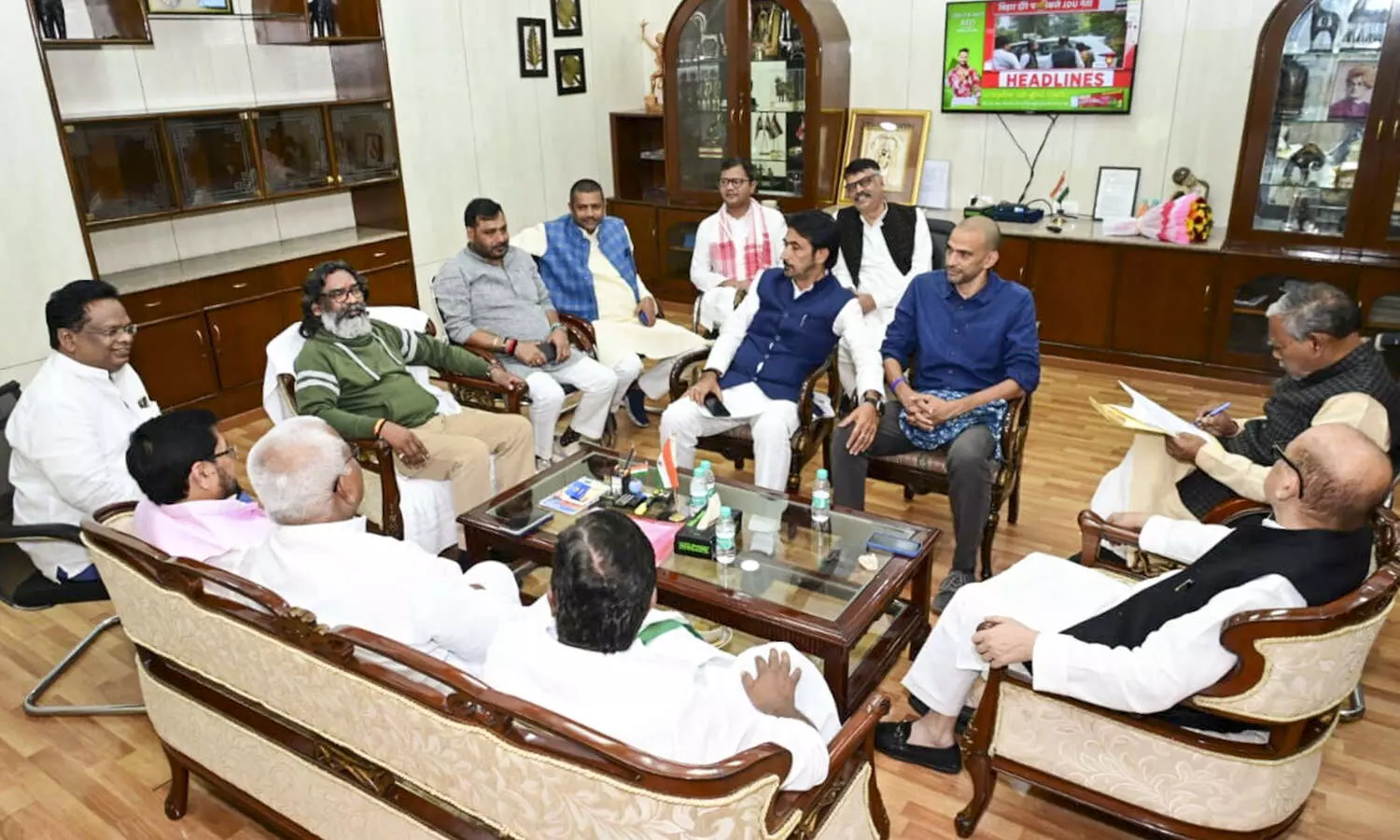 Hemant Soren meets Jharkhand Guv, stakes claim to form govt