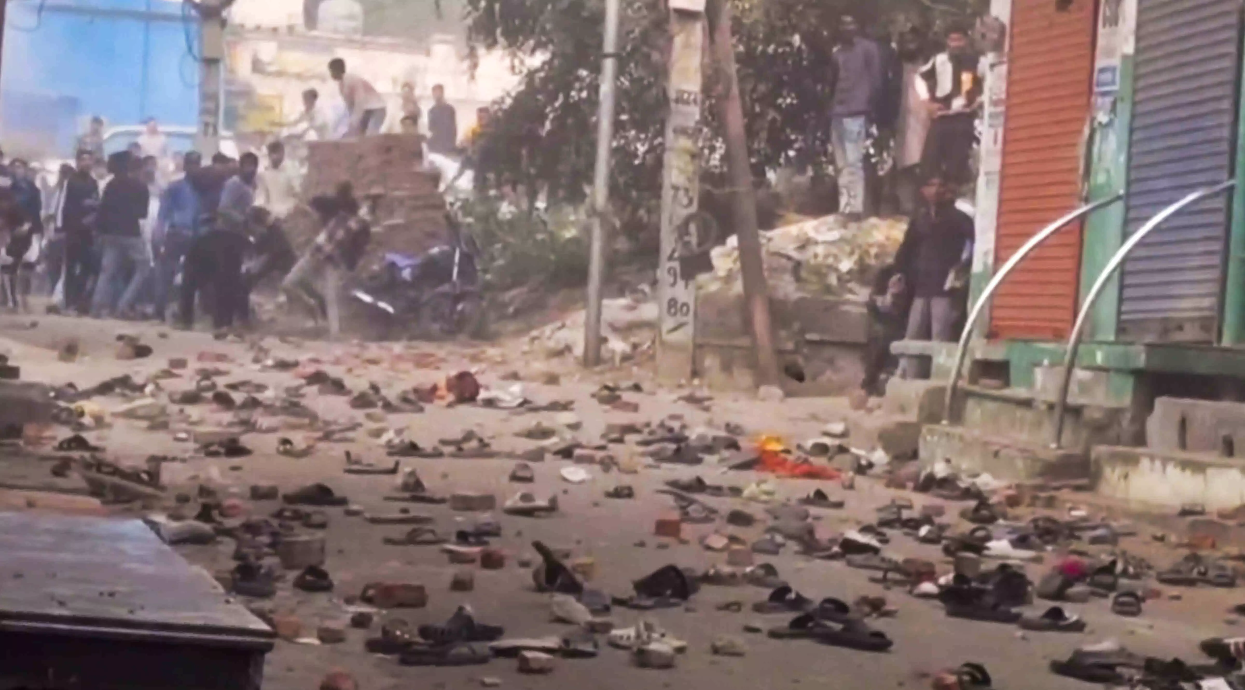 UP Police uses tear gas on crowd throwing stones during Sambhal mosque survey, 10 detained UP Police uses tear gas on crowd throwing stones during Sambhal mosque survey, 10 detained