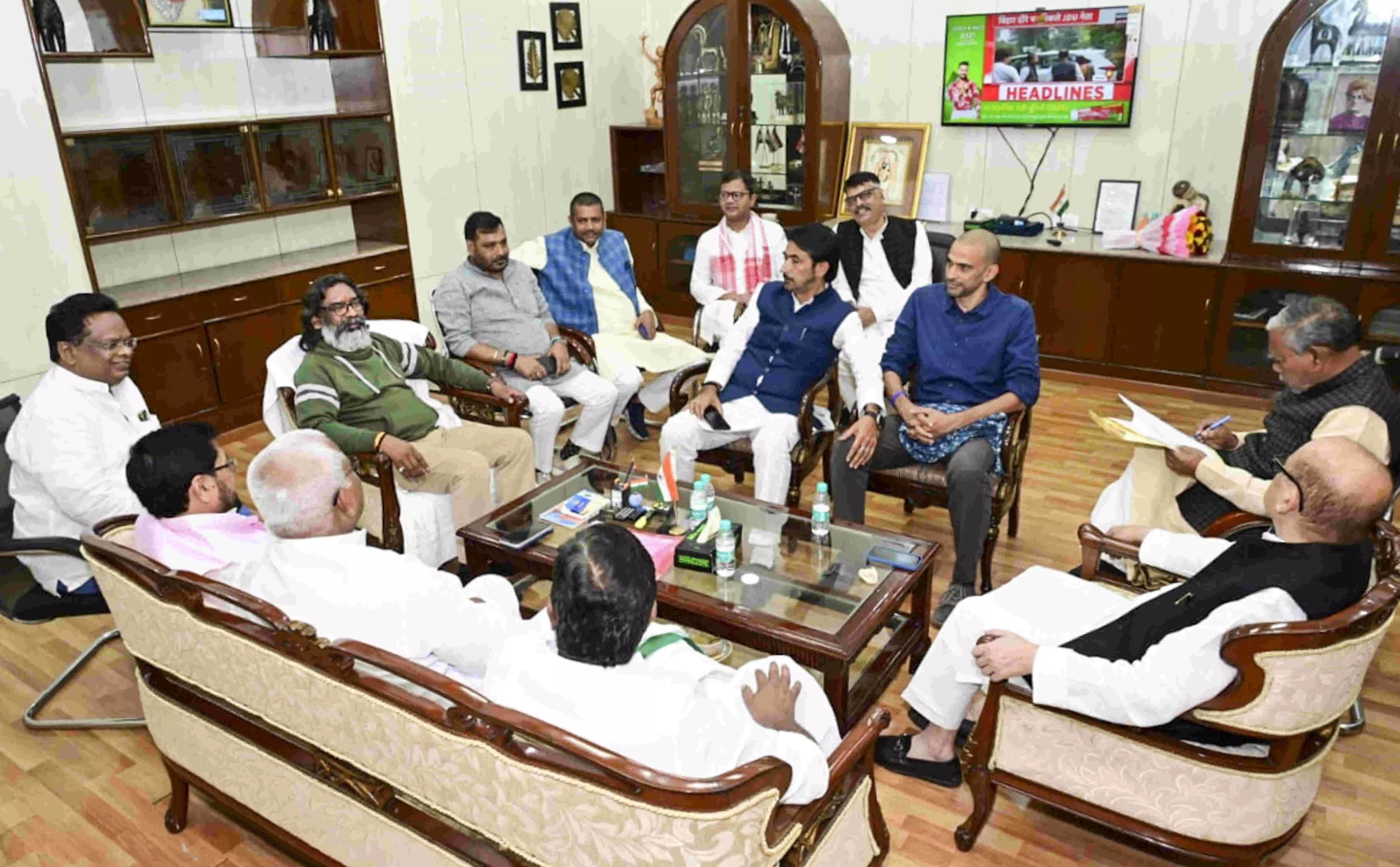 Hemant Soren meets Jharkhand Guv, stakes claim to form govt Hemant Soren meets Jharkhand Guv, stakes claim to form govt